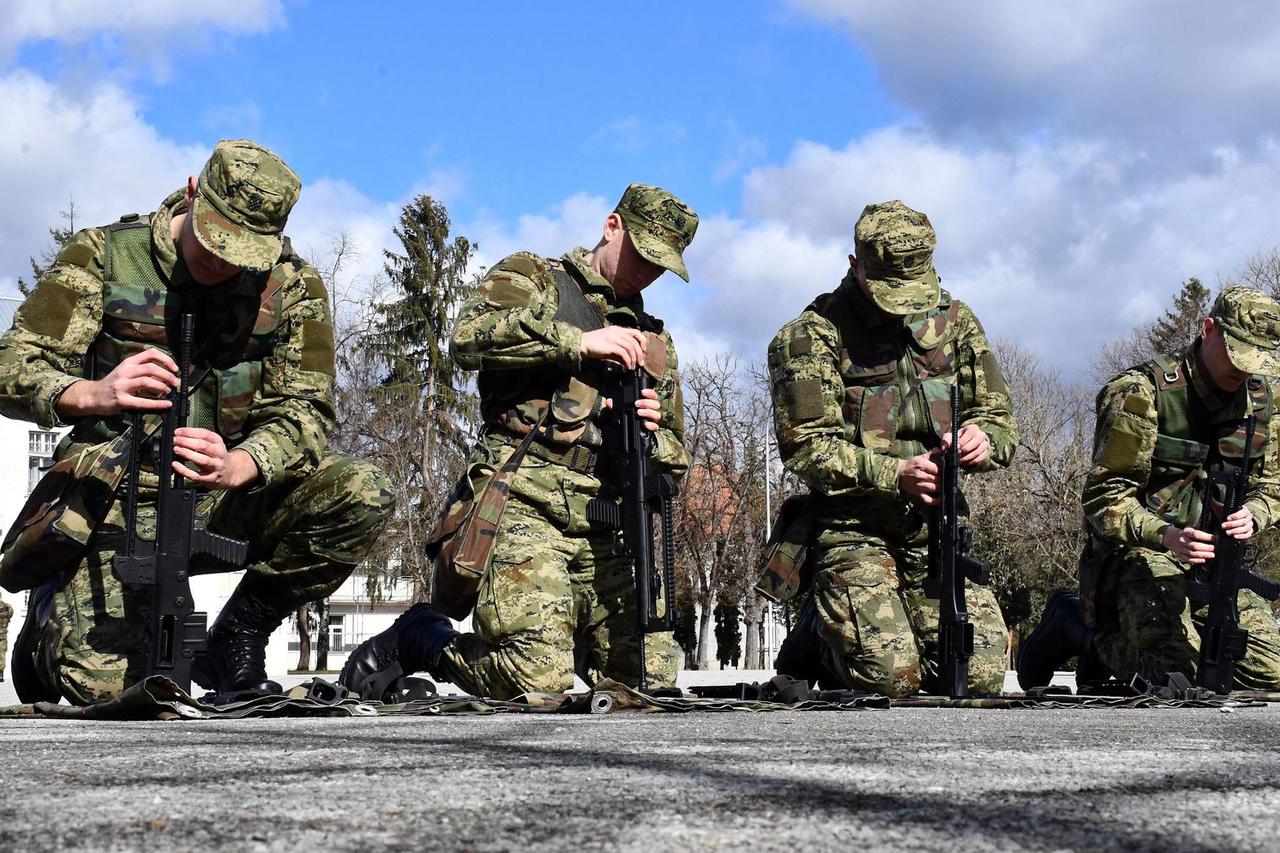 Požega: Reportaža o životu i boravku ročnika u vojarni "123. brigade HV"