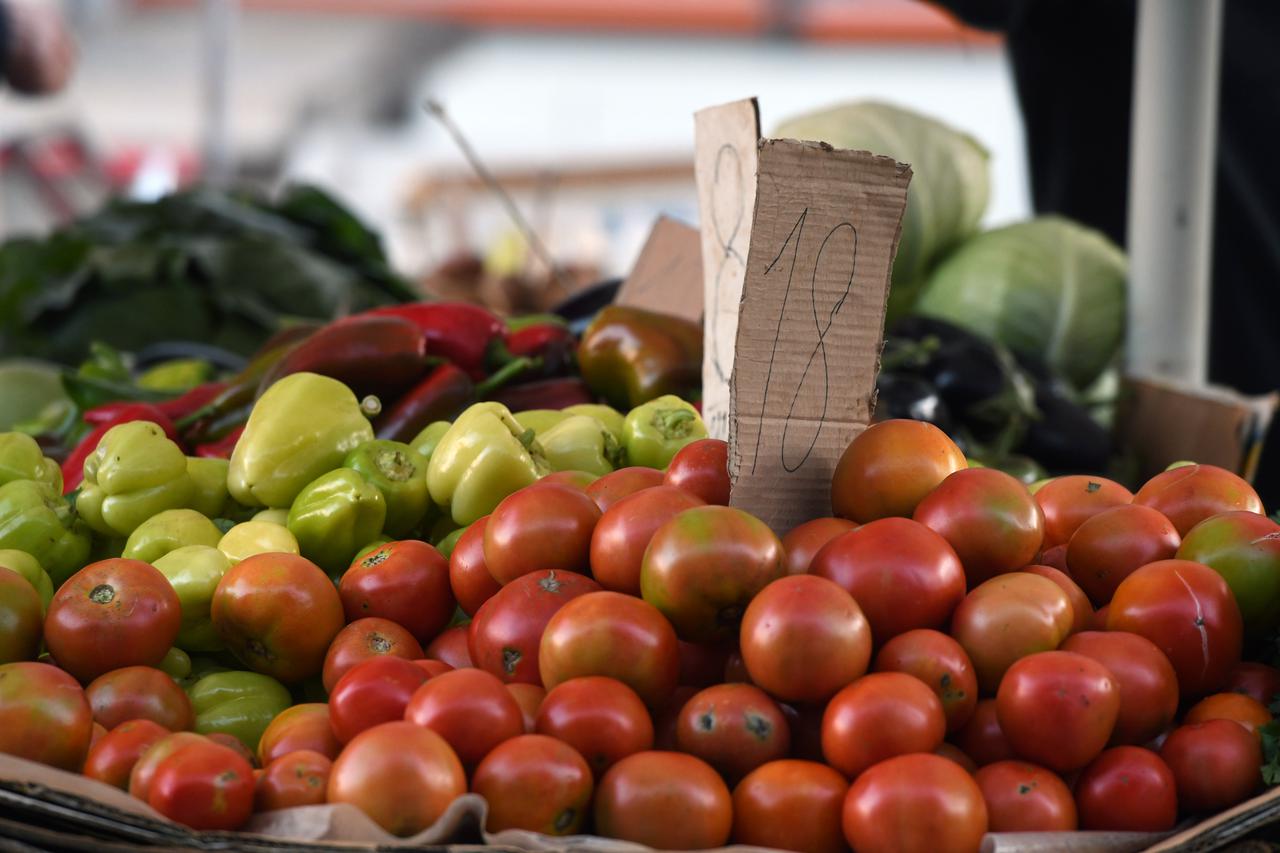 Šibenik: Bogata ponuda voća i povrća na šibenskoj gradskoj tržnici
