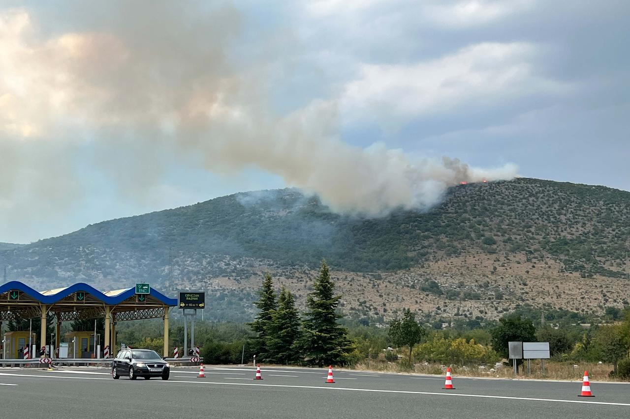 Dugopolje: Nekoliko požara izbilo iznad A1 nakon grmljavinskog nevremena