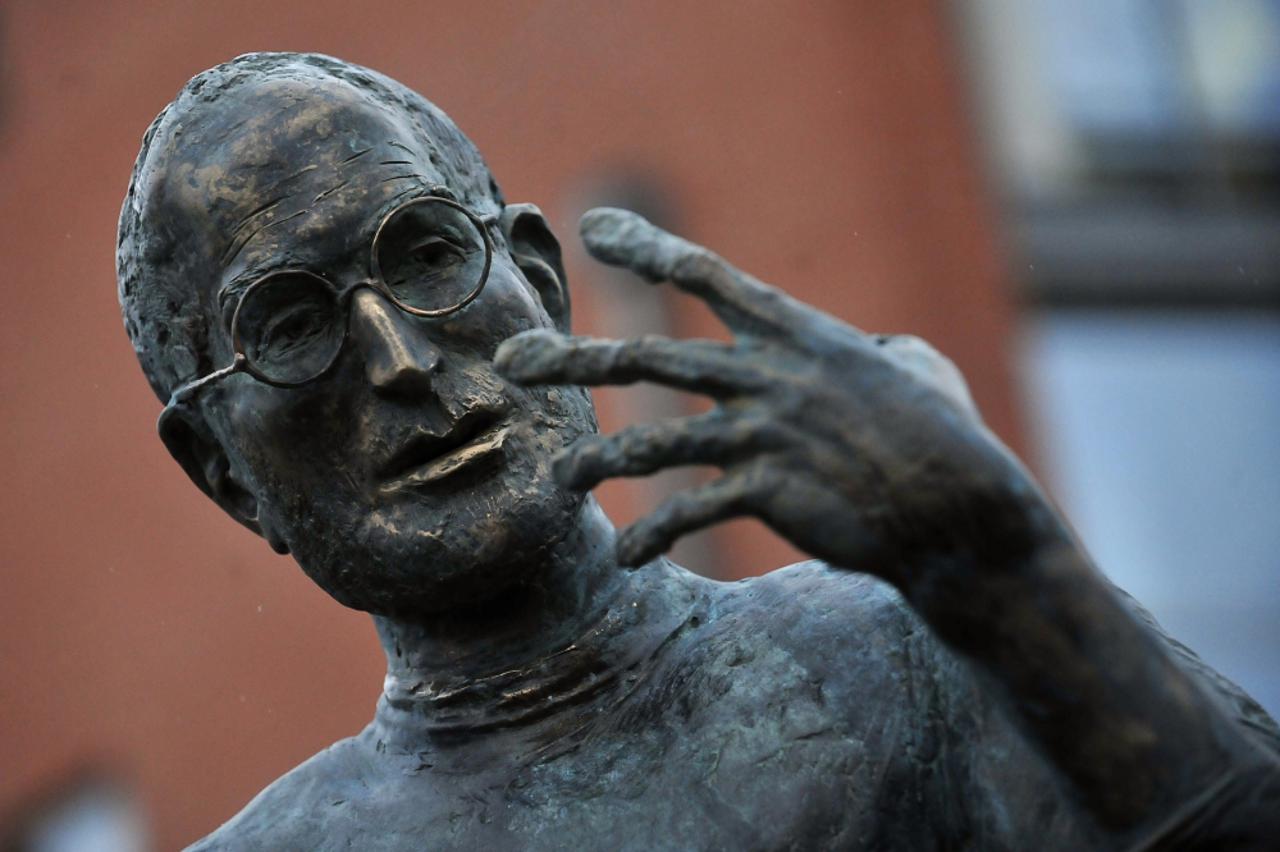 steve jobs spomenik (1)