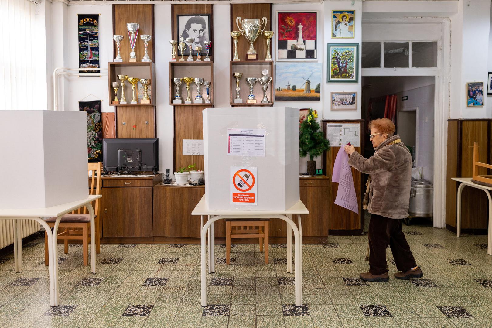 Izbori se održavaju u ozračju političkih napetosti nakon gotovo dvije godine studentskih prosvjeda, pokrenutih nakon urušavanja nadstrešnice na željezničkom kolodvoru u Novom Sadu, u kojem je poginulo 16 ljudi.


