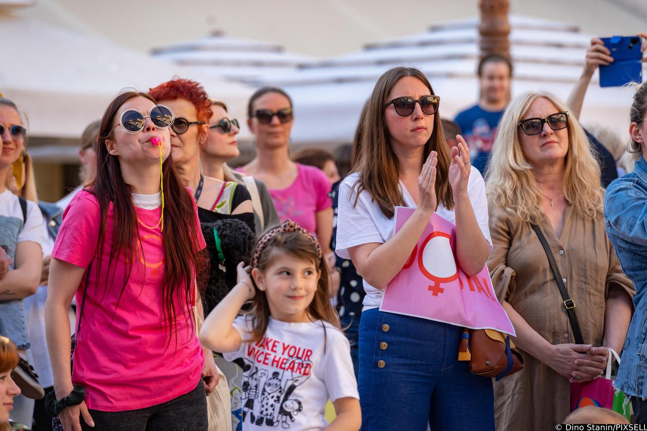 Zadar: Na Narodnom trgu održan je prosvjed pod nazivom "Dosta!" 