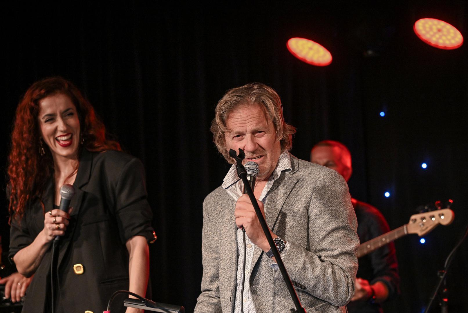 Zajedno su izveli vječne klasike poput "Pamtim samo sretne dane“ i "Jabuke i trešnje“, kao i Tedijeve uspješnice "More snova“ i "Sve ću preživit“. Publika je oduševljeno pjevala s njima, pretvorivši koncert u zajedničko slavlje glazbe i emocija.