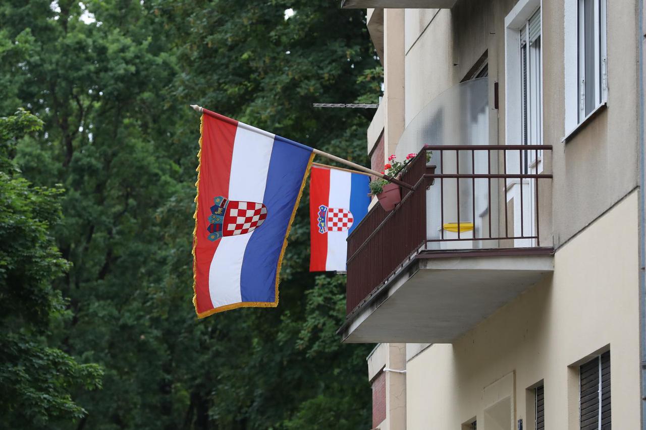 Zagreb: Zastave Republike Hrvatske izvješene po zgradama povodom Dana državnosti