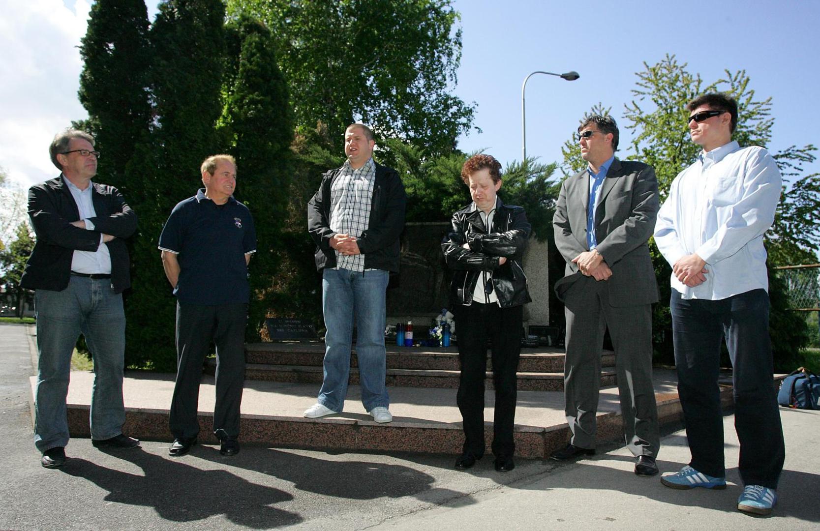 17.04.2009., Zagreb,Hrvatska-  "Ne damo Maksimir": Prosvjed protiv preseljenja nogometnog stadiona.Nikola Polak, Slaven Zambata, Marko Domazet, Jasenko Houra, Dubravko SImenc i Tin Gazivoda.Photo: Igor Kralj/24sata