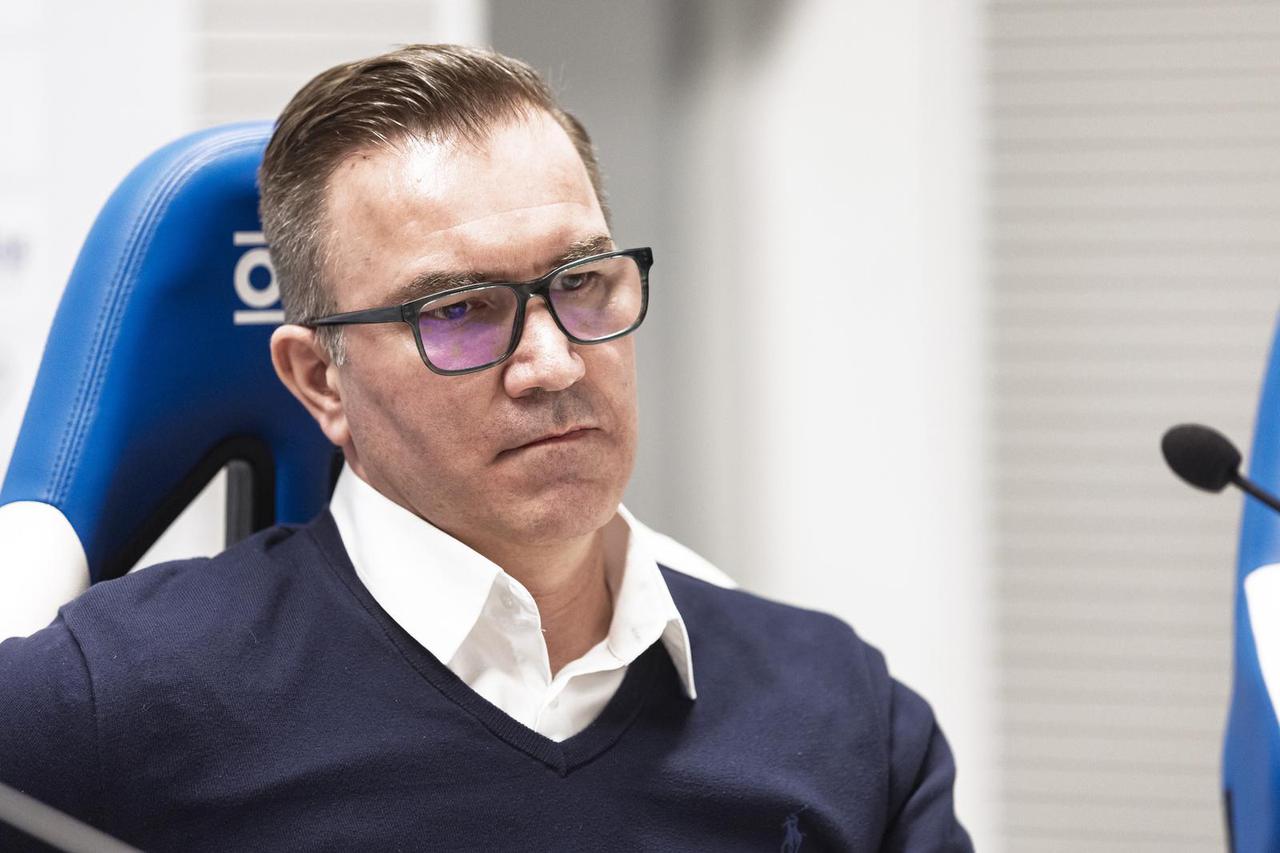 Osijek: NK Osijek predstavio novoga trenera Simona Rožmana