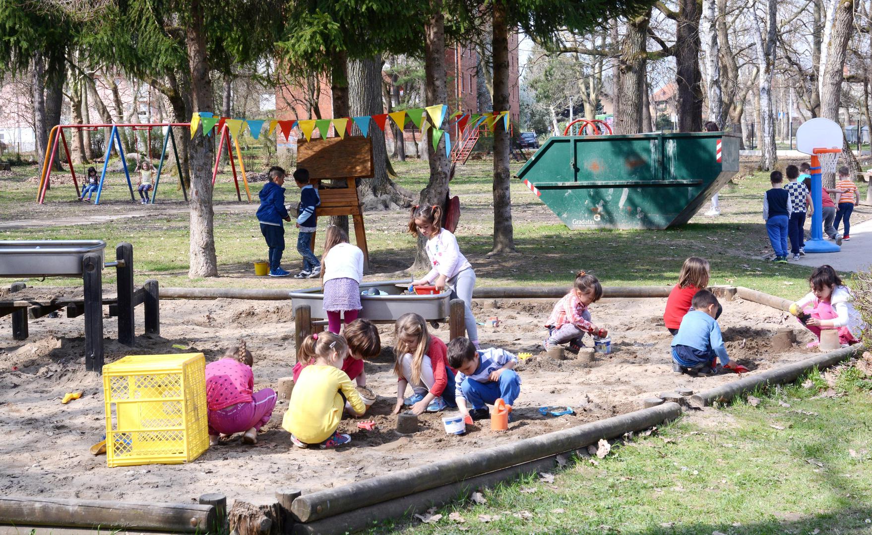 Fleksibilno radno vrijeme i usklađen rad vrtića

Zaposlenim roditeljima s djecom treba olakšati usklađivanje obiteljskog i privatnog života i omogućiti onima koji to žele fleksibilno i skraćeno radno vrijeme te uskladiti rad vrtića i boravaka za djecu s radom roditelja