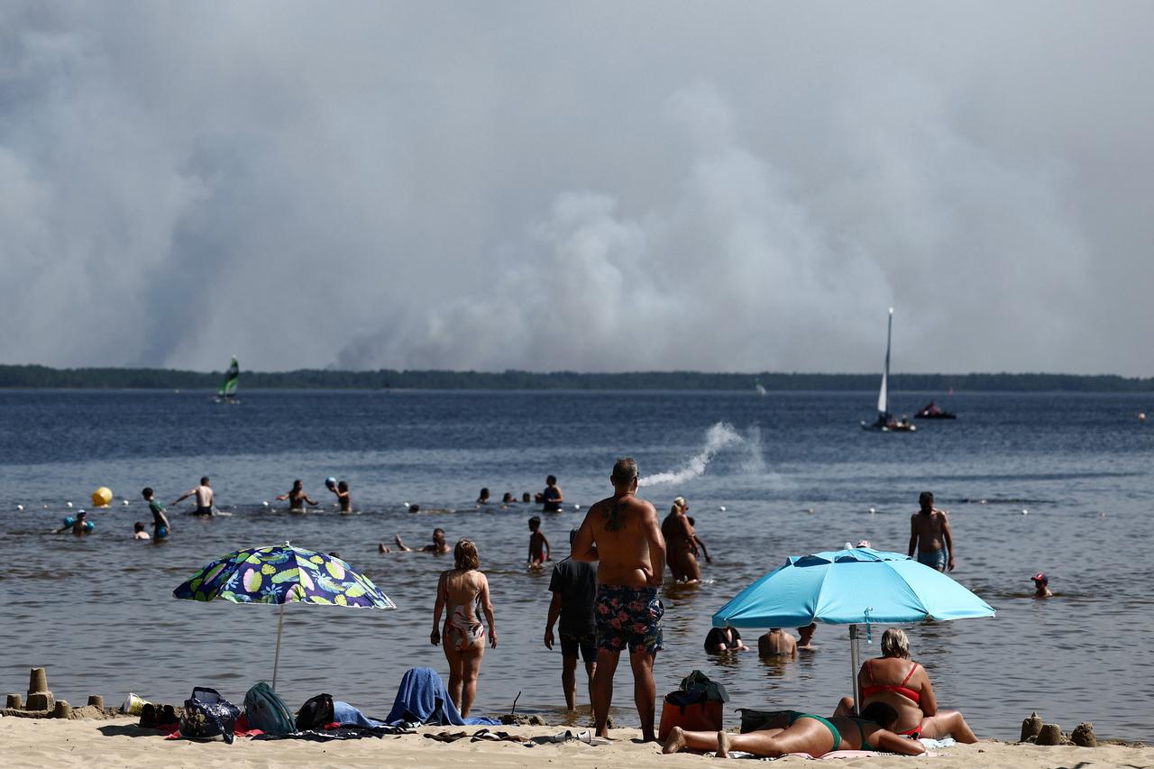 Wildfire near the Bassin d'Arcachon in the Gironde department