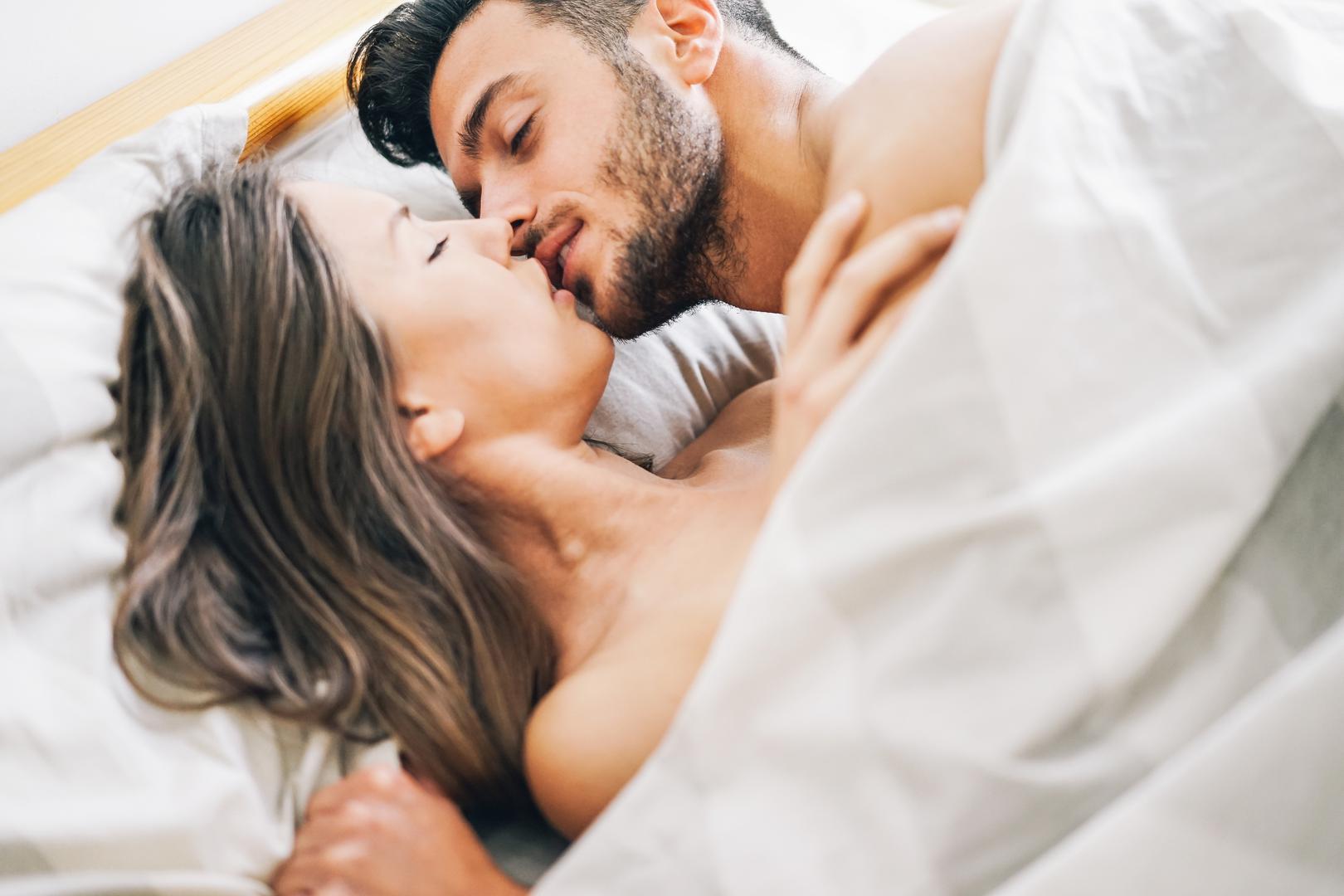 Ljudi koji vode ljubav četiri ili više puta tjedno zarađuju više, pokazala su istraživanja. Nick Drydakis s Instituta za istraživanje rada proveo je istraživanje na 7.500 kućanstava u Grčkoj i između ostalog istražio vezu između seksa i financijskih primanja.