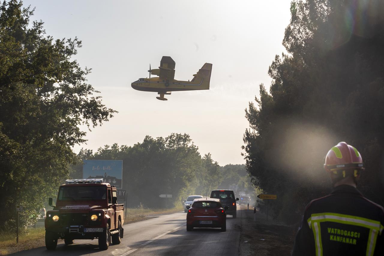 Bale: Ugašen požar, intervenirala i dva kanadera