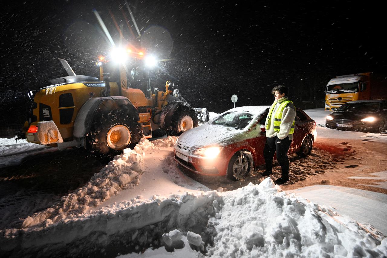 Snow is cleared with wheel loaders, cars and trucks are recovered and people are evacuated with the Home Guard's tracked vehicle at Ekerodsrasten
