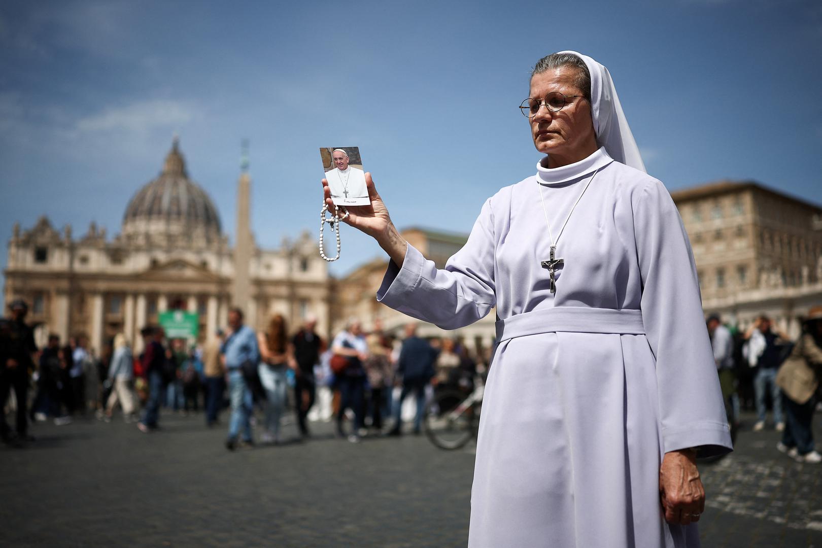 A nun holds an image of Pope Francis near St Peter's square, after the death of Pope Francis was announced by the Vatican, as seen from Rome, Italy, April 21, 2025. REUTERS/Guglielmo Mangiapane Photo: GUGLIELMO MANGIAPANE/REUTERS