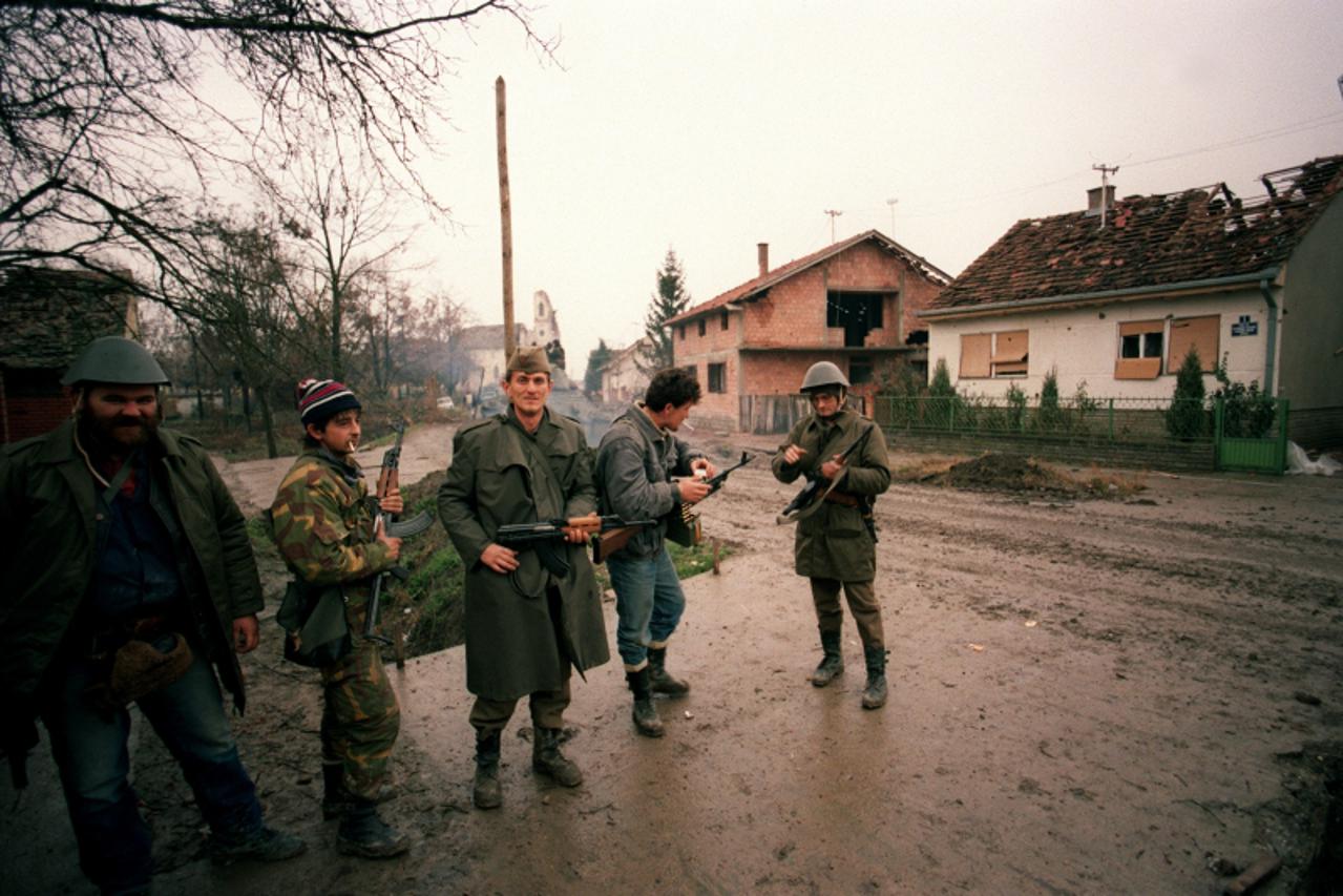 'Members of the ''Arkan's Tigers'', Serb para-military group', patrol on November 24, 1991 at Laslovo, 18 kilometers from Osijek, capital of the occupied eastern Croatian province of Slavonia. é