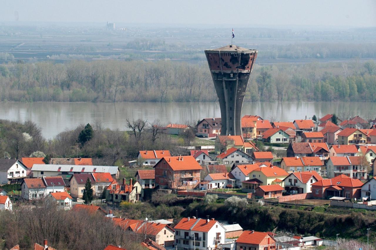 'plu..zgb...15.11.2007. vukovar. . . vodotoranj. . . dunav snimio:boris scitar'
