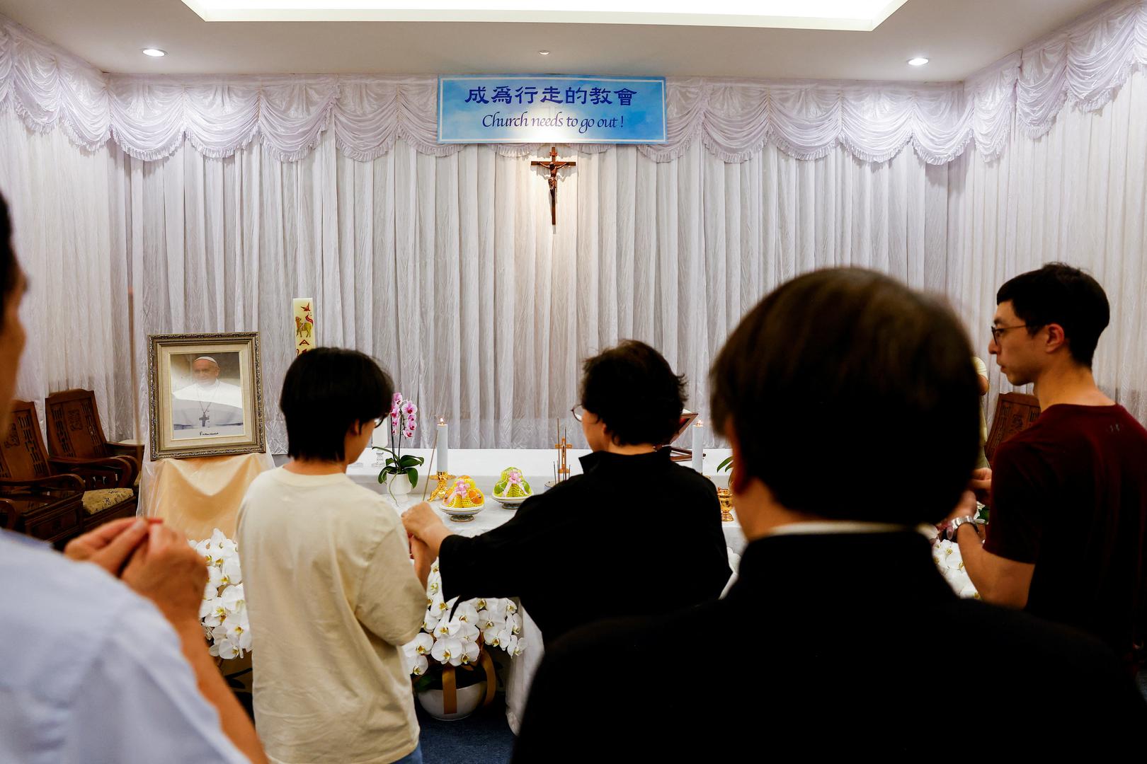  U tijeku je devetodnevna žalost. Vatikan je danas objavio prve fotografije tijela položenog u drvenom lijesu