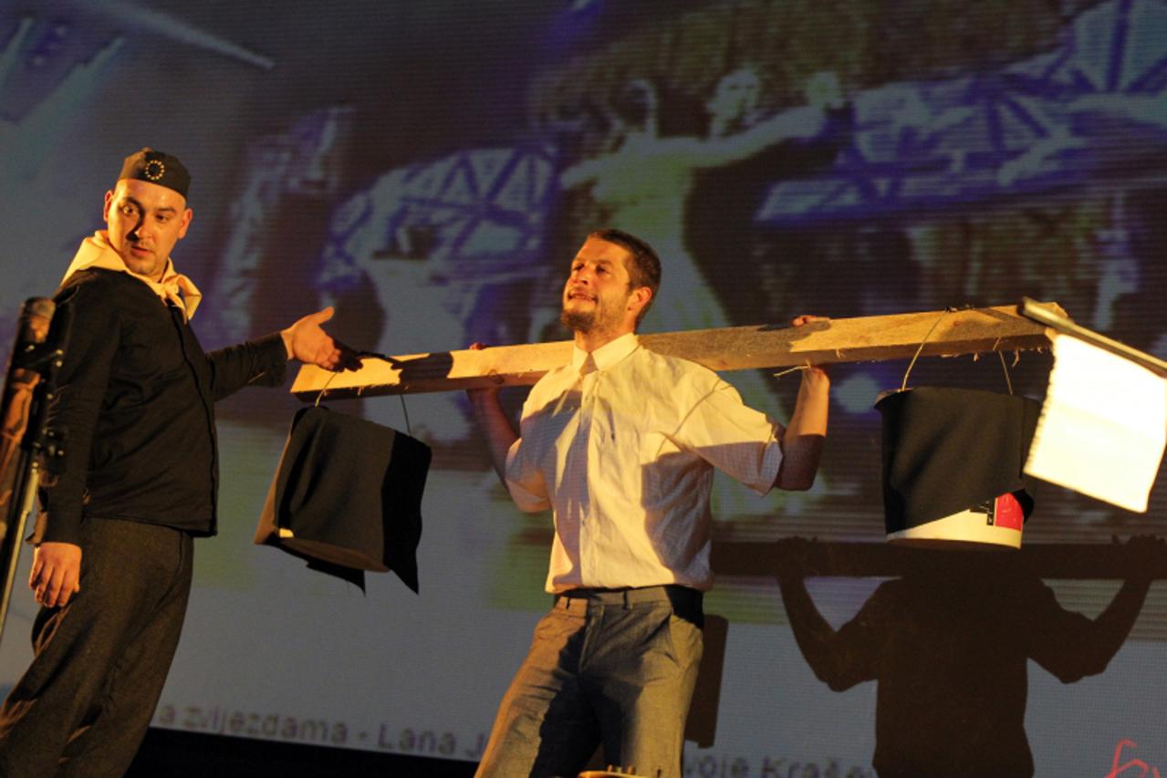 '24.05.2010., Zadar - Performans zadarskih umjetnika koji se odrzao u starom kinu Pobjeda ismijao je Europsku uniju. Photo: Filip Brala/PIXSELL'