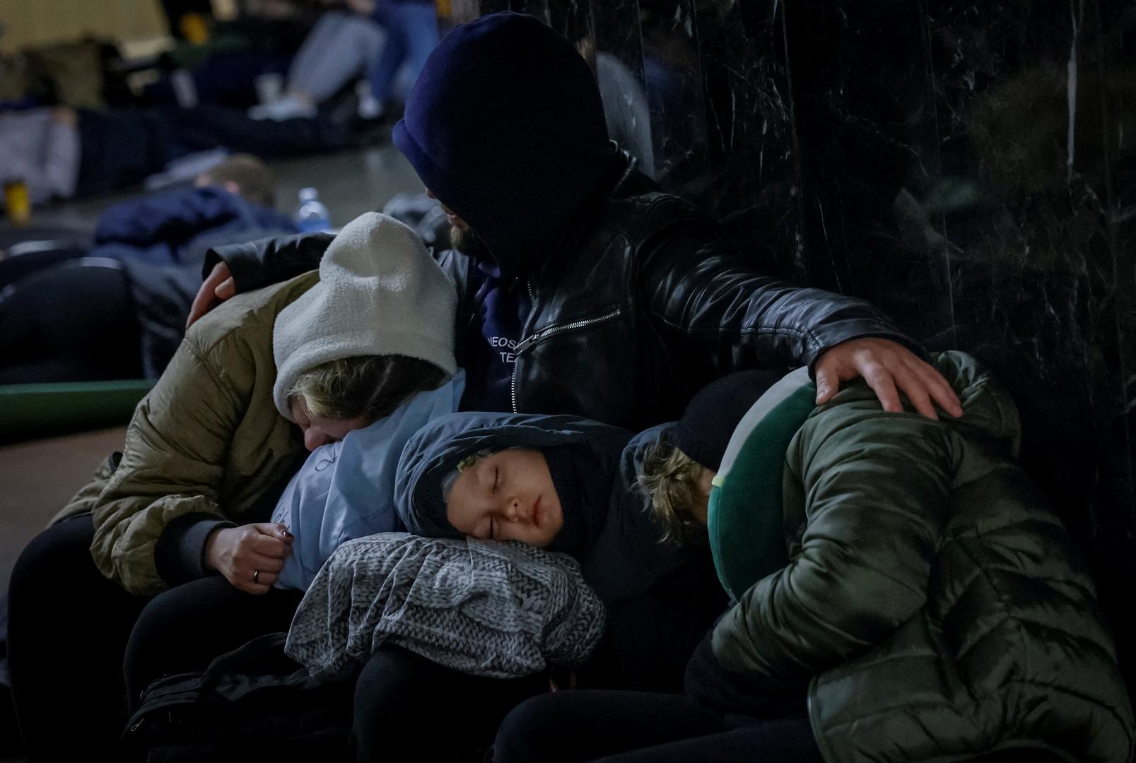 A family sleeps while taking shelter inside a metro station during a Russian missile strike, amid Russia's attacks on Ukraine, in Kyiv, Ukraine, April 27, 2024. REUTERS/Alina Smutko     TPX IMAGES OF THE DAY Photo: ALINA SMUTKO/REUTERS