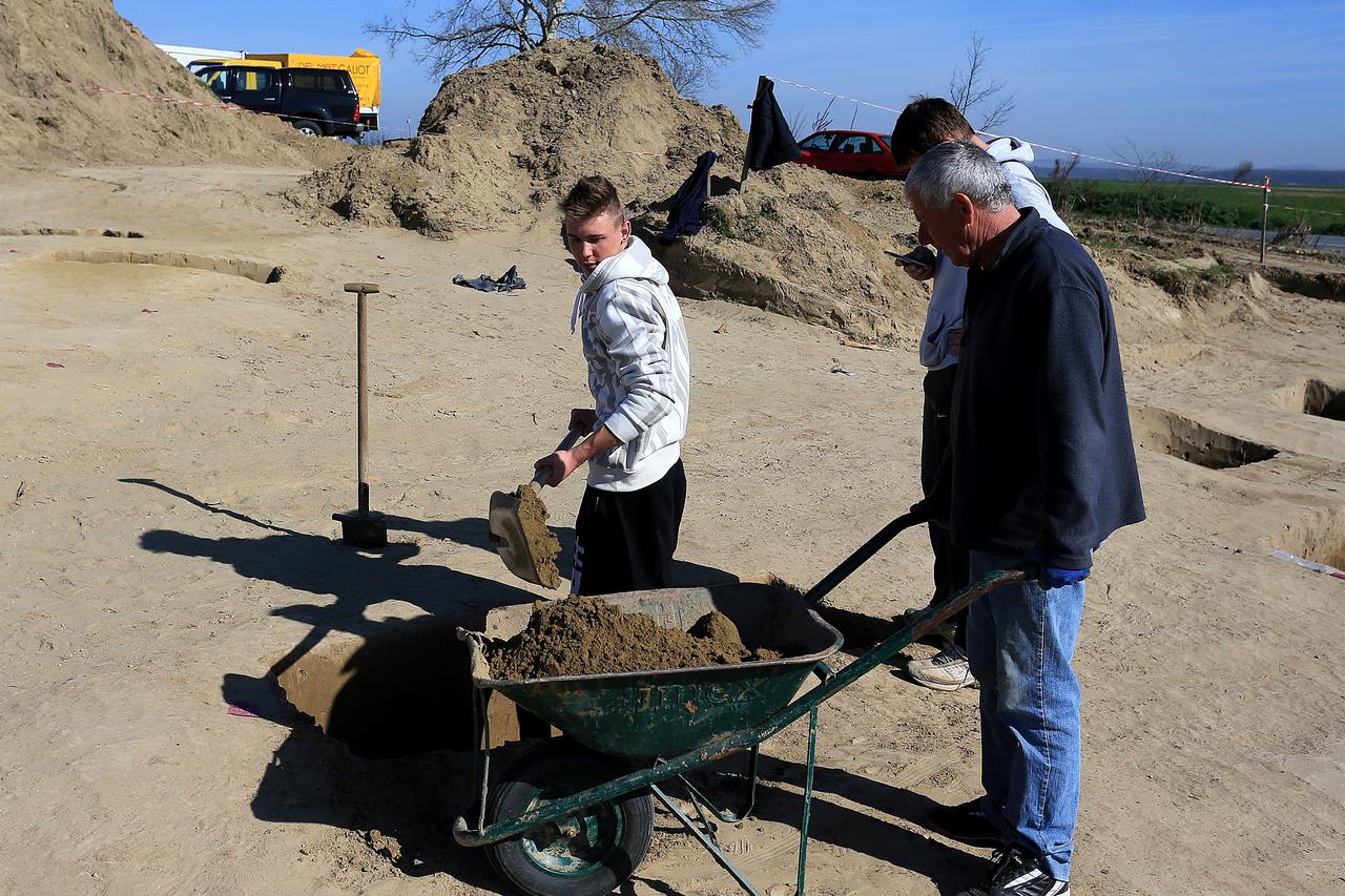 10.04.2015., Jagodnjak - U Baranji kod mjesta Jagodnjak pronadjeni su ostaci oko dvjesto grobova za koje se procjenjuje da datiraju od 14. do 16. stoljeca. 