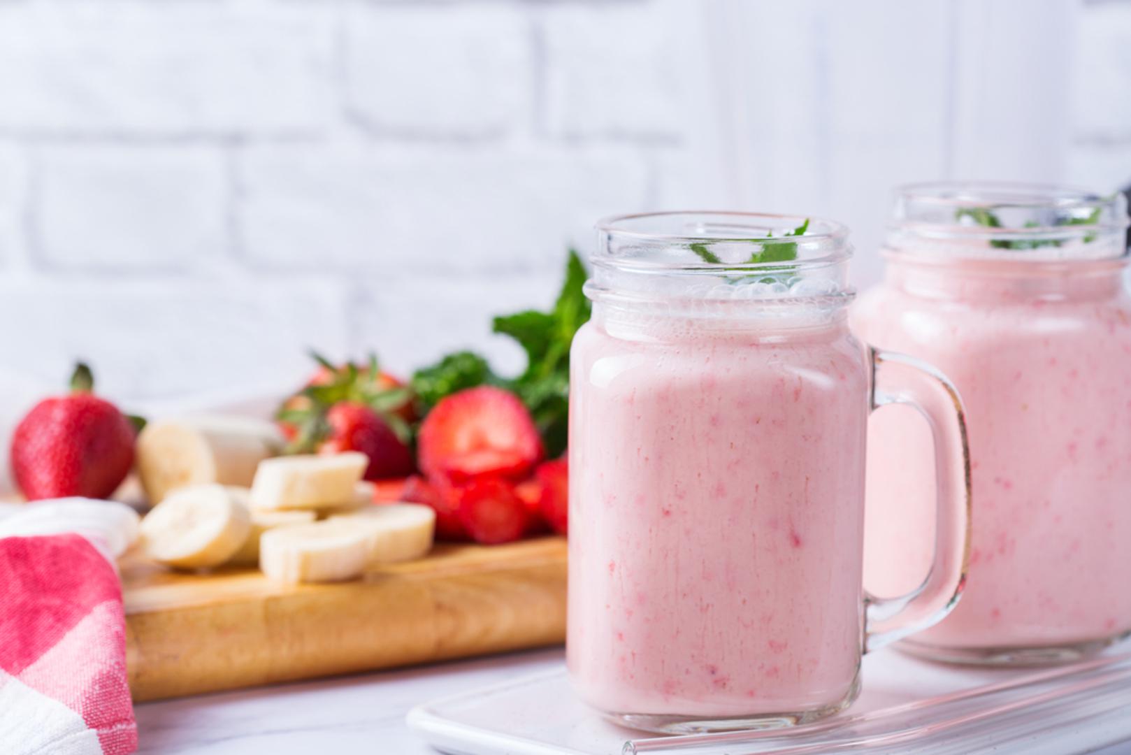 Smoothie od jagoda i banane: Smoothie od jagoda odličan je izbor za doručak, međuobrok ili lagano osvježenje nakon posla. U blender se stave svježe jagode, jedna banana, malo jogurta ili mlijeka te žličica meda ako jagode nisu dovoljno slatke. Sve se izmiksa u kremasti napitak koji se može dodatno obogatiti zobenim pahuljicama ili chia sjemenkama.