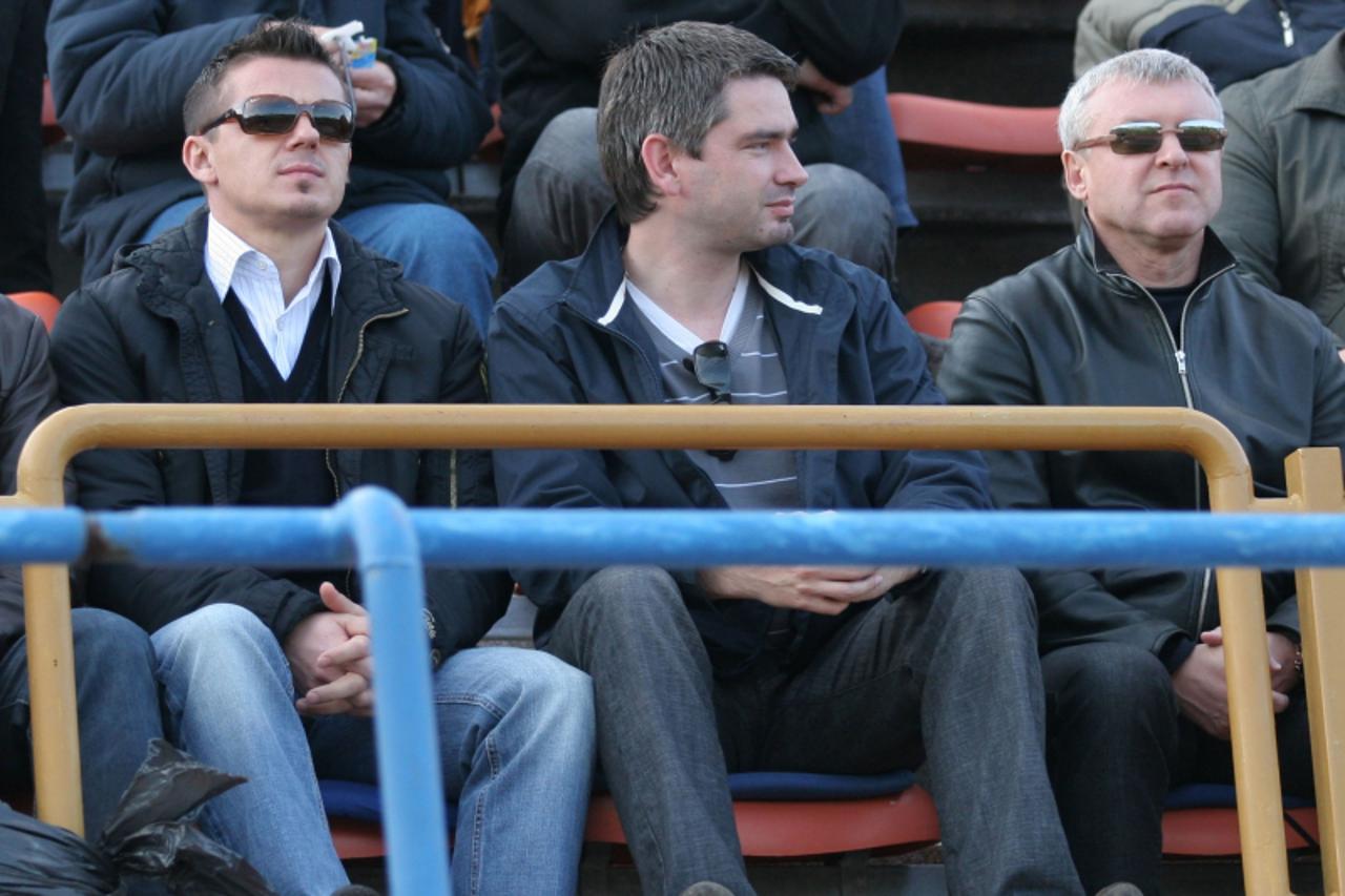 'sport - 8.11.09. pula - istra 1961: utakmicu s karlovcem, zajedno su pratili goran vlaovic (lijevi), pulski gradonacelnik boris miletic (u sredini), te novi klupski sponzor, (nepoznati) ruski tajkun 