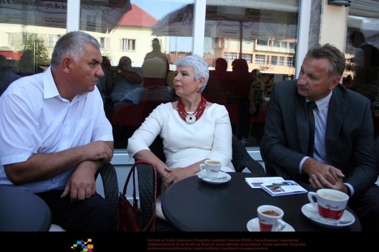 \'20.8.2011.,Garesnica - Predsjednica Vlade Republike Hrvatske Jadranka Kosor otvorila  je hotel \'Garic\'. Vlasnik hotela Pavlak ulozio je u hotel 15 milijuna kuna.Stjepan Pavlak,Djuro Popijac  i pre