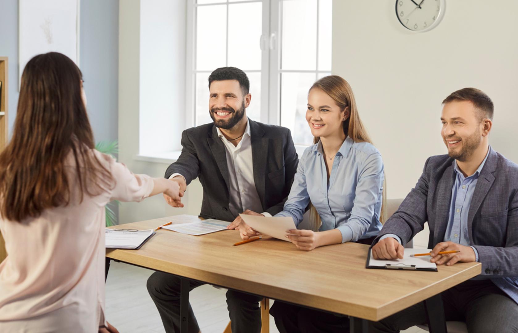 Posao i karijera – stabilnost vs. fleksibilnost: Milenijalci teže sigurnijim ugovorima i jasno definiranom napredovanju jer su profesionalno sazrijevali tijekom krize. Važna im je lojalnost poslodavcu ako zauzvrat dobiju razvoj i benefite. Gen Z preferira projektni rad, 'gig' prilike i brze promjene poslodavaca u potrazi za smislom i bržim rastom. Umjesto 'karijernih ljestava' češće biraju 'karijerni mozaik'.