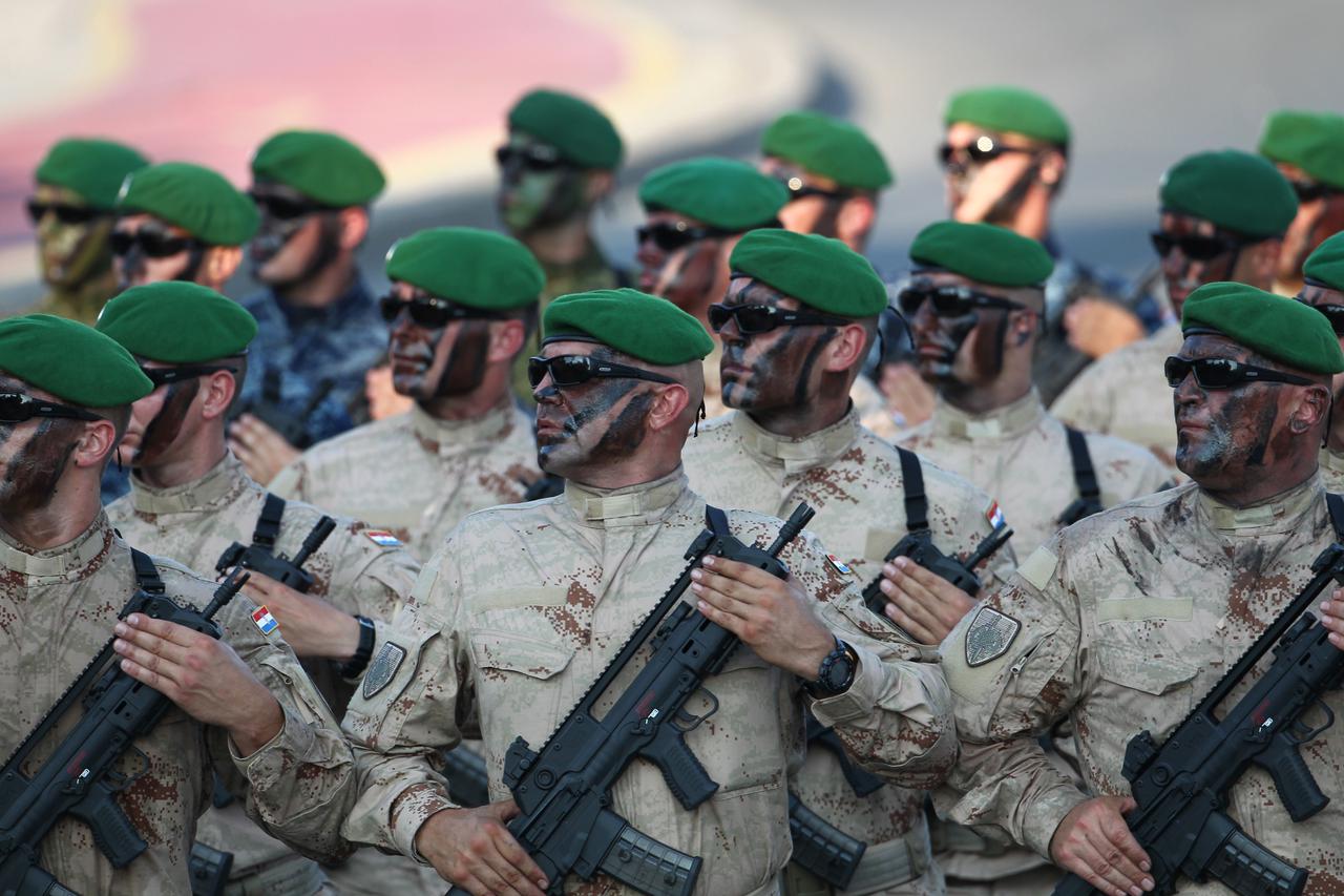 Zagreb: Pješački postroji na svečanom mimohodu