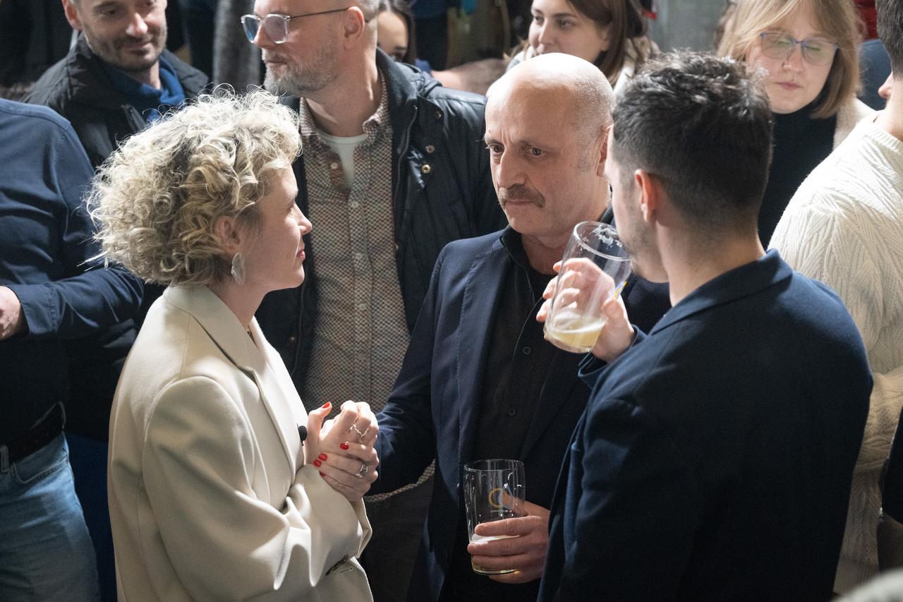 Zagreb: Mile Kekin poljupcem čestitao supruzi Ivani na rezultatu izbora