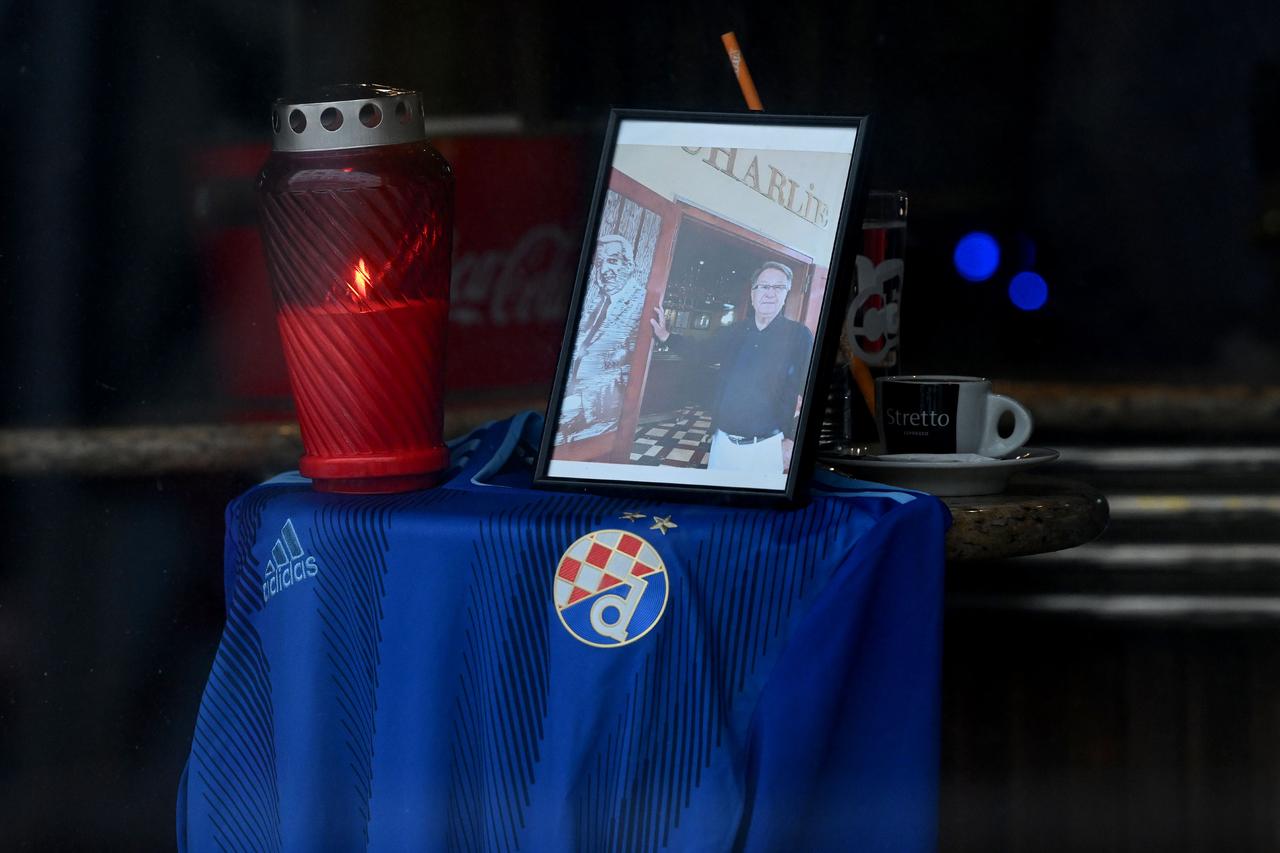 Zagreb: Fotografija Ćire na dresu Dinama uz lampion u izlogu kafića Charlie