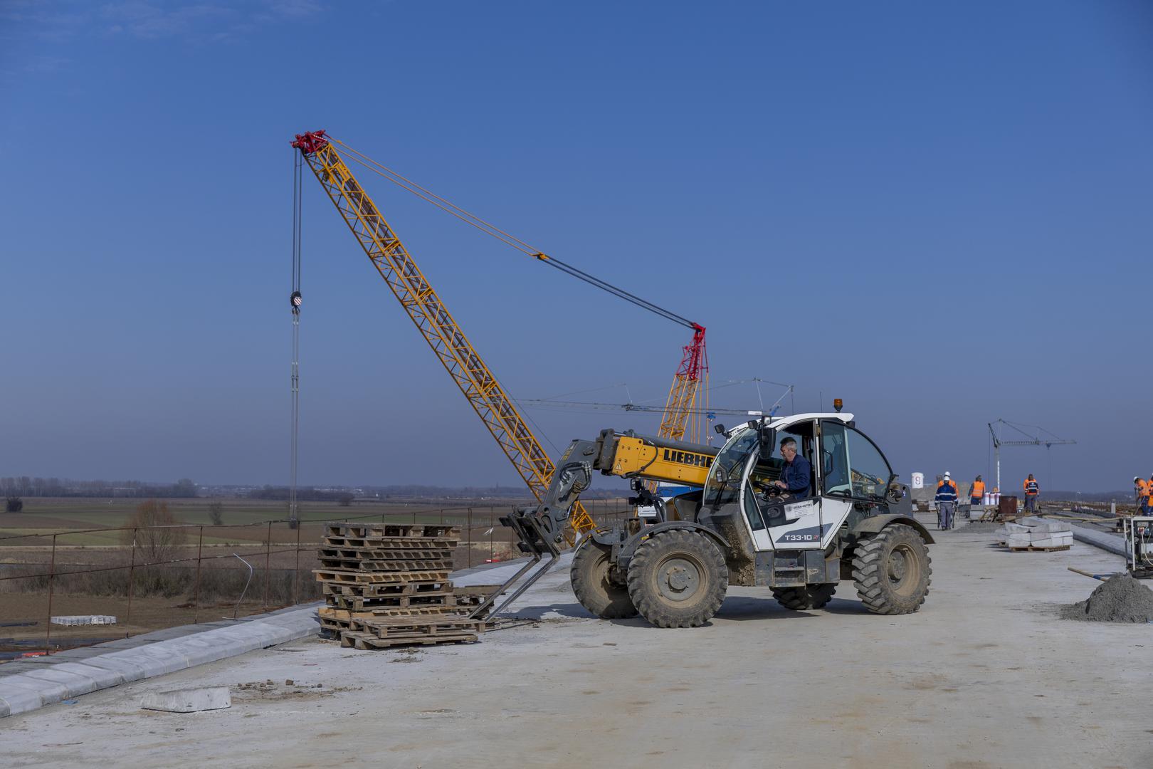 Iz Hrvatskih autocesta potvrđuju da će radovi biti dovršeni do kraja lipnja ove godine, nakon čega slijedi tehnički pregled i otvaranje za promet. -Ovo je posljednja dionica Koridora 5C u Hrvatskoj, dok je Mađarska već dovršila svoj dio. U Bosni i Hercegovini radovi također napreduju. Po završetku ove dionice, putovanje između Osijeka i Budimpešte trebalo bi trajati kraće od dva sata - pojasnio je Sanjin Velebit Pešut, pomoćnik direktora za građenje i održavanje u HAC-u.