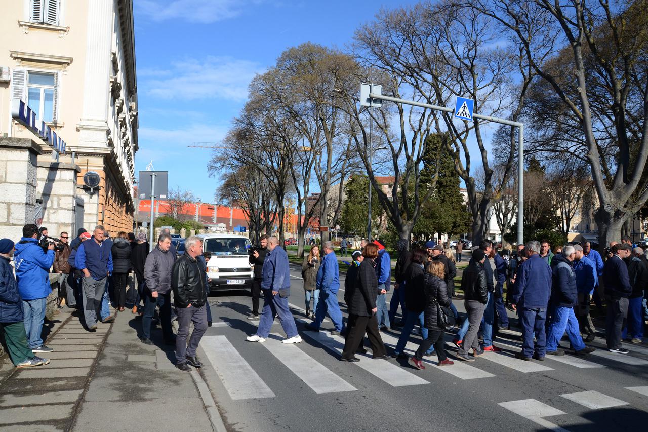 Radnici Uljanika desetominutnom šetnjom pješačkim prijelazom blokirali promet