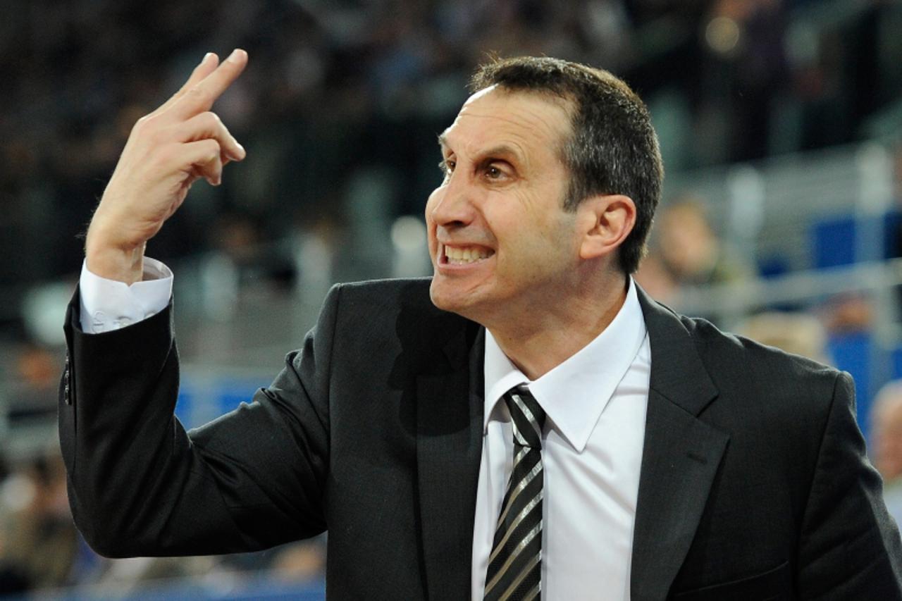 'Maccabi\'s coach David Blatt gestures during the Euroleague basketball match Real Madrid vs Maccabi Tel Aviv  on December 08, 2011 at La Caja Magica Arena in Madrid.  AFP PHOTO/ DANI POZO'