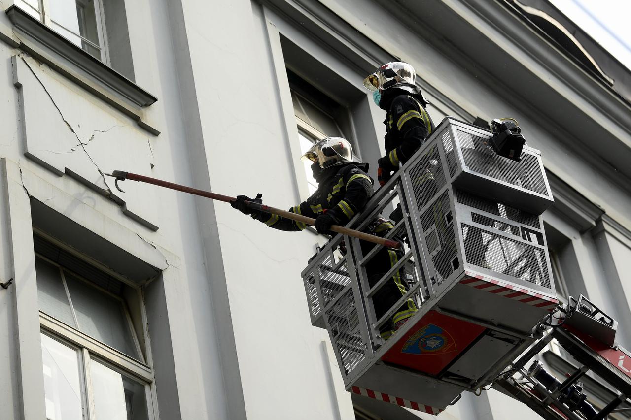 Zagreb: Vatrogasci skidaju opasne dijelove sa zgrade Croatia osiguranja