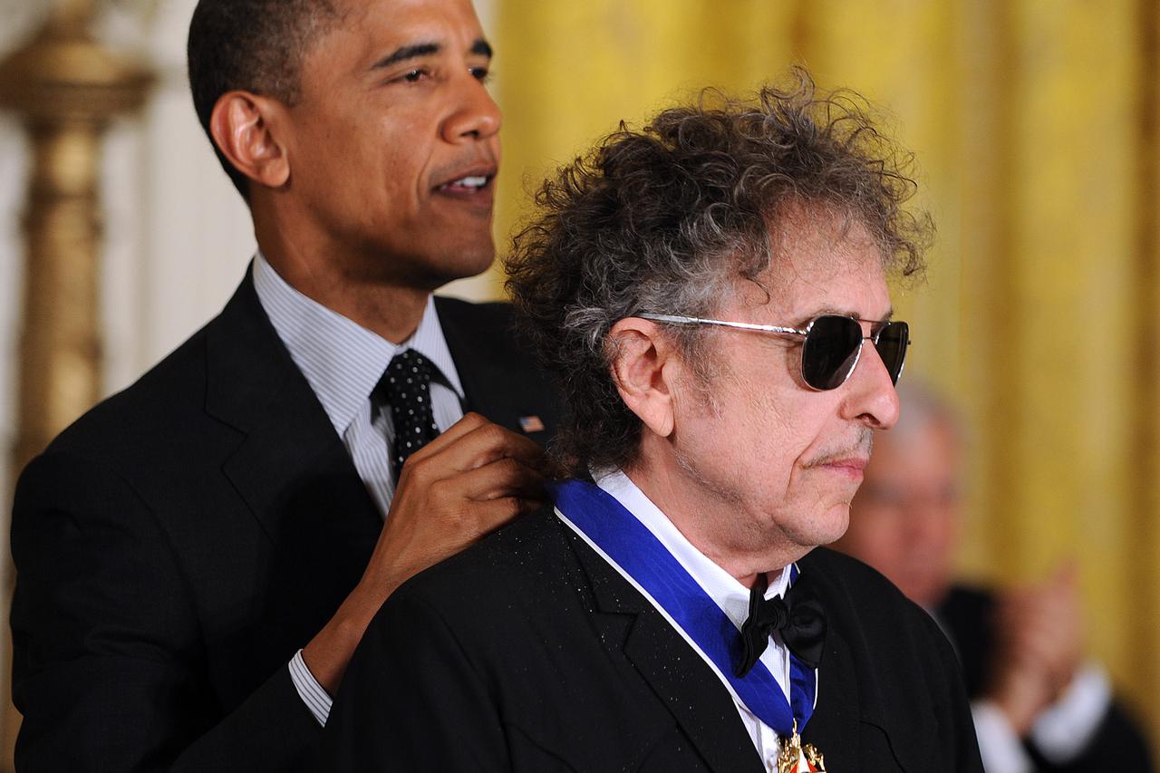 Rock legend Bob Dylan is awarded the Presidential Medal of Freedom from U.S. President Barack Obama at the White House in Washington, D.C., U.S., on May 29, 2012. Photo by Olivier Douliery/ABACAUSA.com  Photo: Press Association/PIXSELL