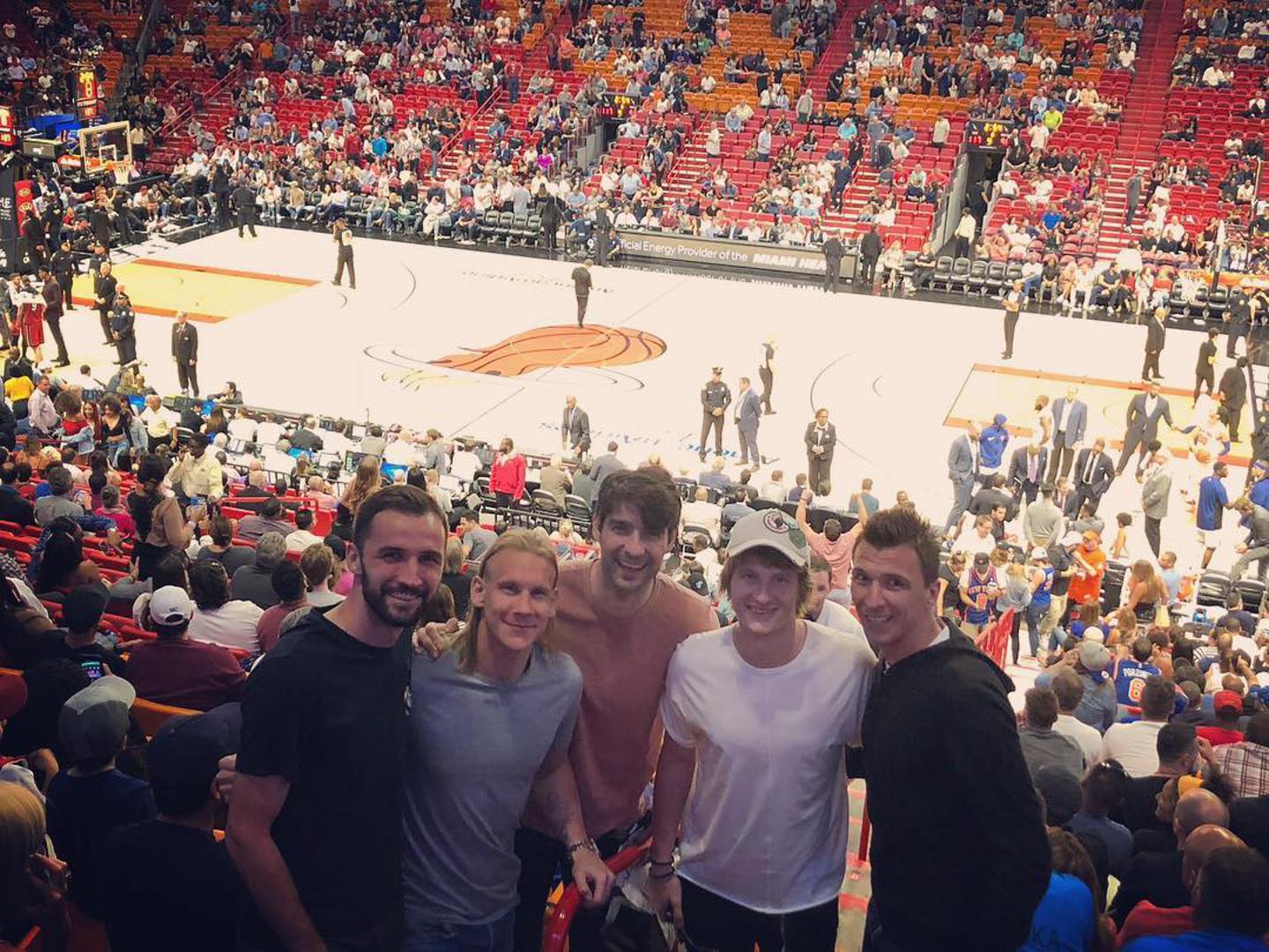Vatreni su boravak u Americi iskoristili za odlazak na NBA utakmicu između Miami Heata i New York Knicksa (119:98). Tamo ih je dočekalo iznenađenje - NBA dres s njihovim imenima i brojevima koje nose u reprezentaciji.