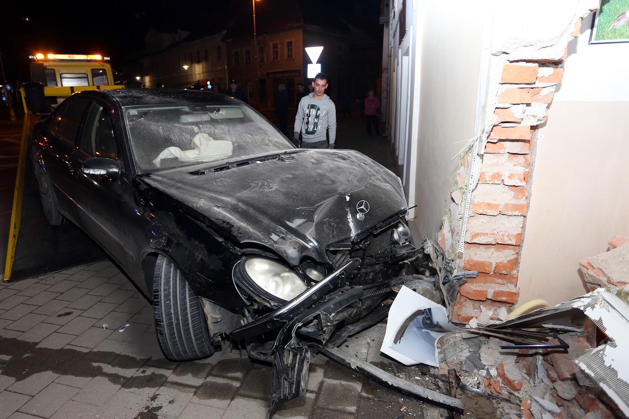 Karlovac: Bježeći od policije zabio se mercedesom u poslovni prostor