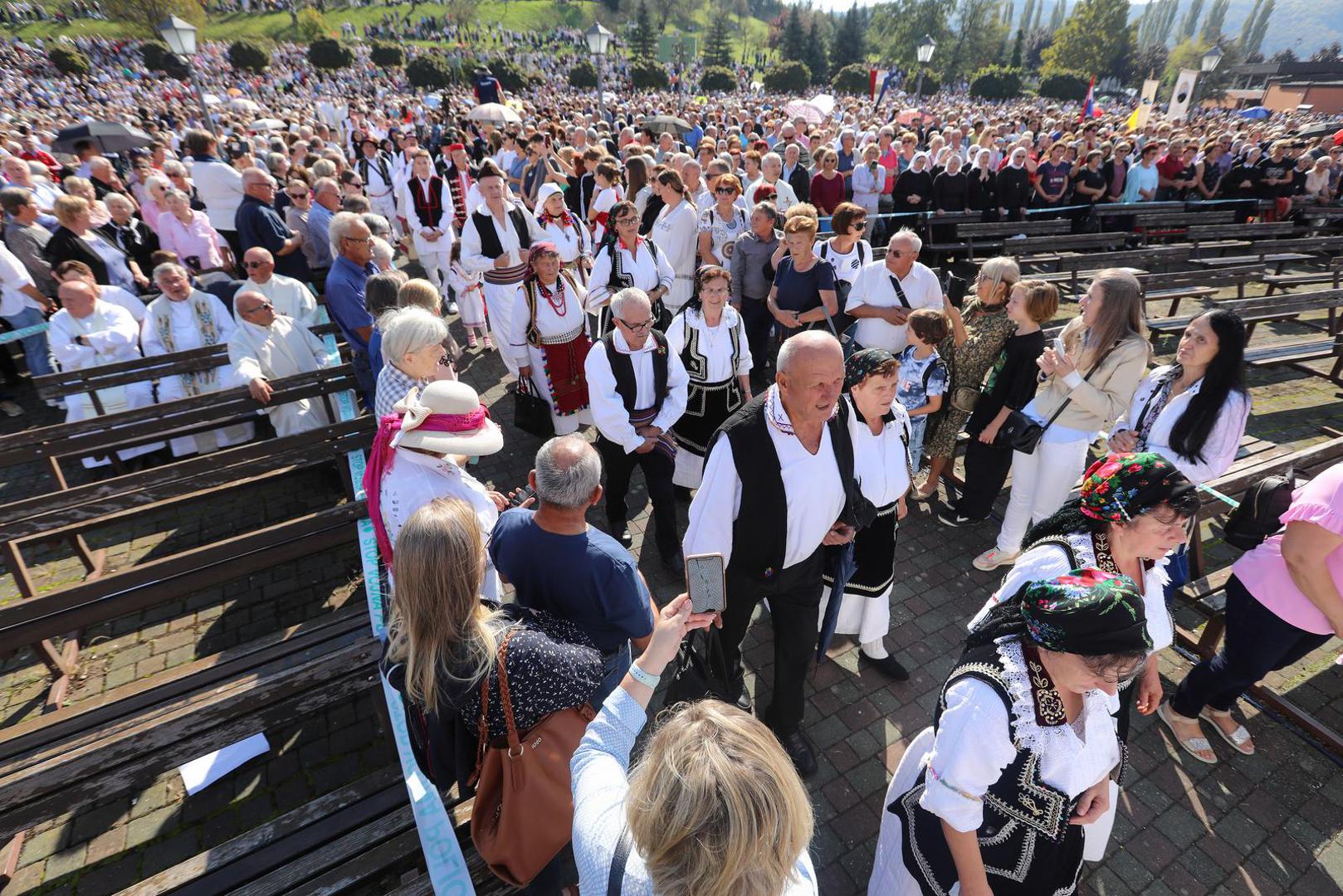 30.09.2023.,Marija Bistrica, u nacionalnom svetistu Majke Bozje Bistricke u Mariji Bistrici iz zraka  se kao zavjet Majci Bozjoj i znak zahvale za Stepincevu beatifikaciju s neba prosute latice od 10 000 ruza na prostor crkve na otvorenom. Na samom pocetku svete mise apostolski nuncij u RH nadbiskup Giorgio Lingua predao je Palij liturgijski znak sto ga nose nadbiskupi novom nadbiskupu zagrebackom Drazenu Kutlesi.    Photo: Robert Anic/PIXSELL