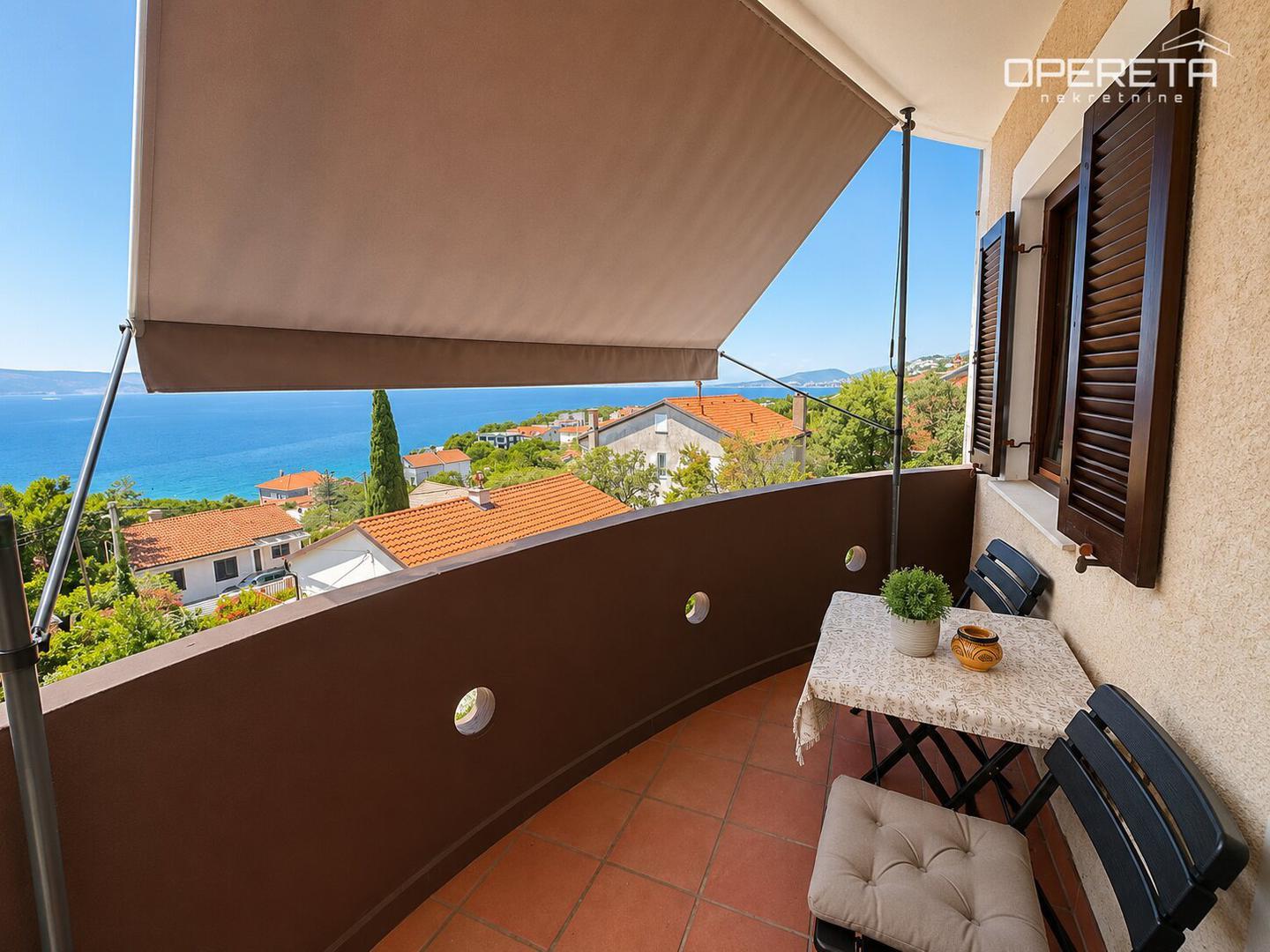  Veći balkon povezan je s dnevnim boravkom i pruža dovoljno prostora za svakodnevni boravak na otvorenom, dok drugi balkon, kojem se pristupa iz spavaće sobe, nudi dodatnu dozu privatnosti i mirniji kutak za opuštanje.