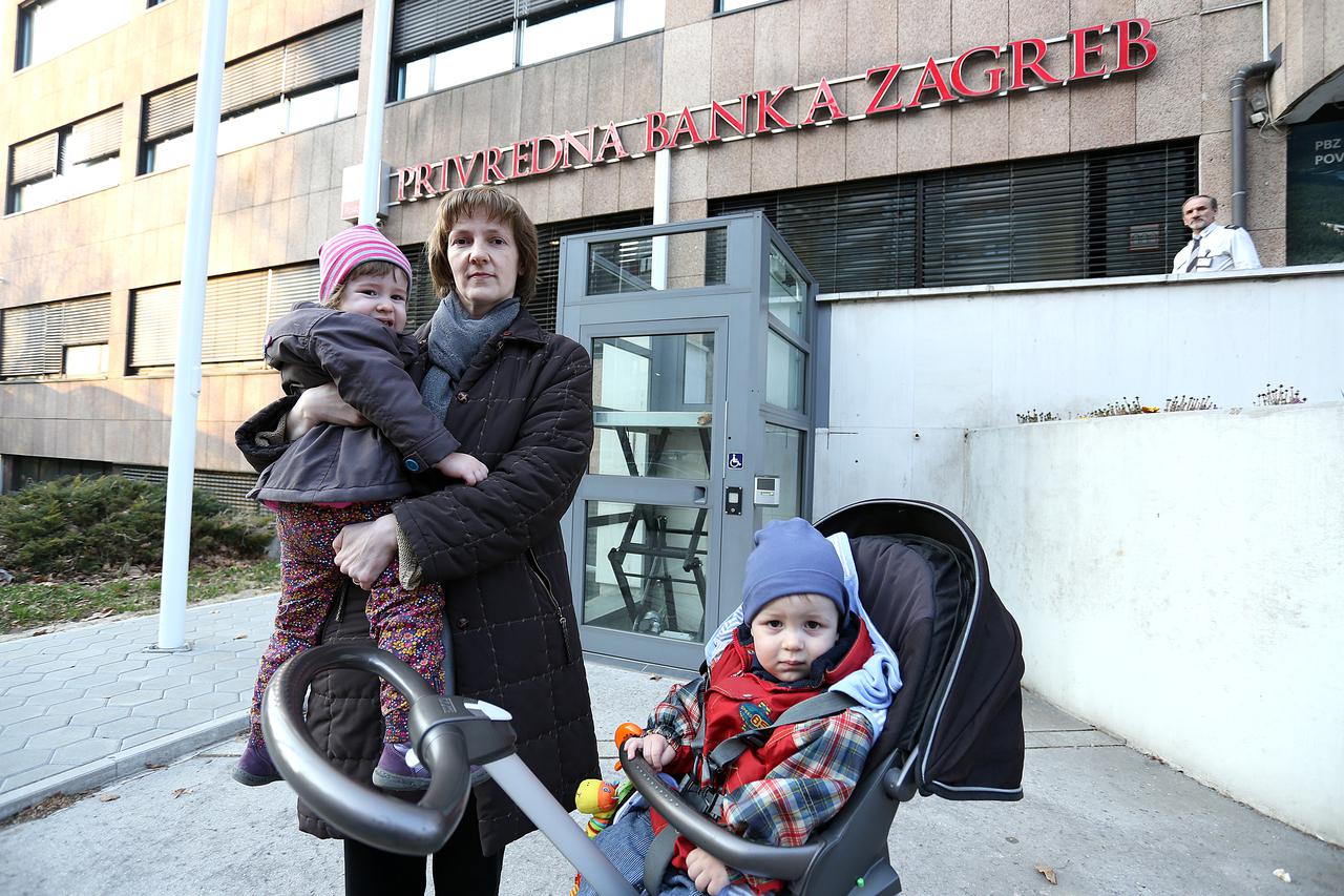 23.03.2015., Zagreb - Katarina Kutlesa Sarkovic s dvoje djece ispred banke. Photo:Anto Magzan/PIXSELL