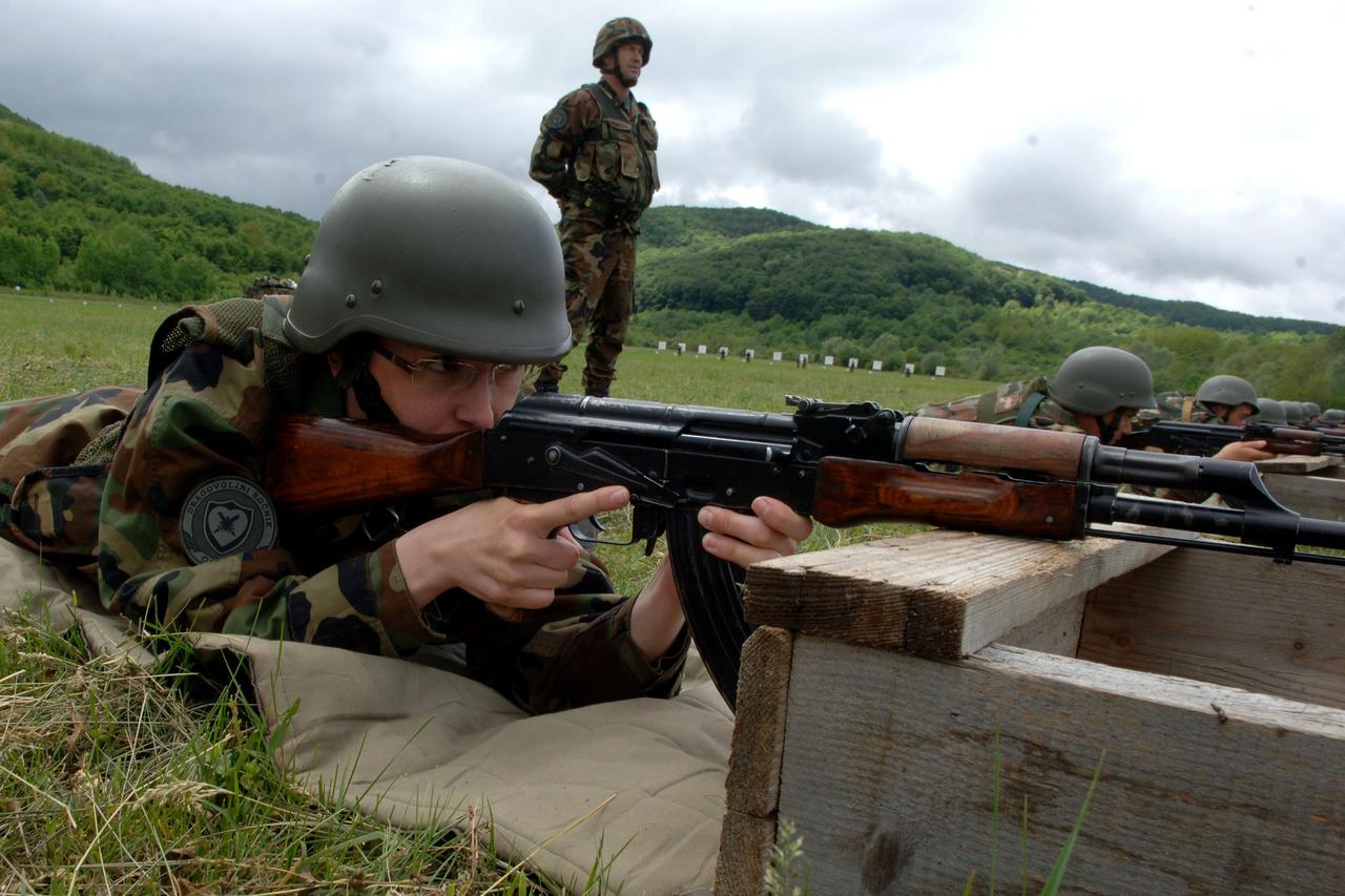 15.05.2012., Novo Selo - Tri dana nakon svecane prisege, dragovoljni rocnici otisli su na bojevo gadjanje na strelistu u Novom Selu. Pripremaju se za odlazak na vatrenu liniju.  