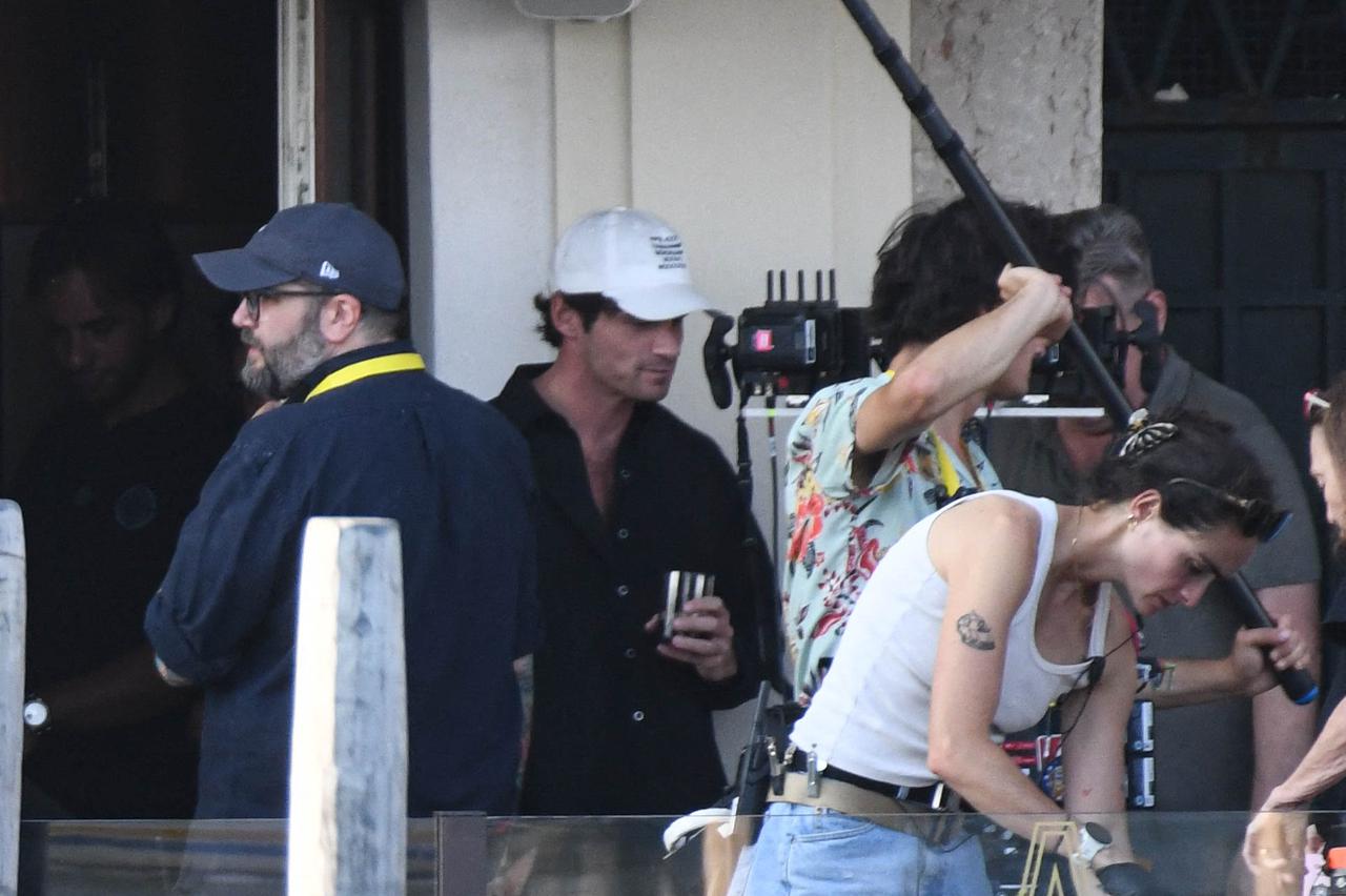 Venecija: Ashley Park i njezin dečko tijekom seta filma Emily u Parizu 