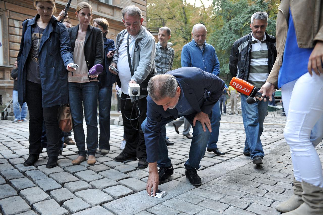 28.09.2014., Mesnicka, Zagreb - Gradonacelnik Milan Bandic u obilasku Mesnicke ulice koja se vec tri mjeseca obnavlja.  Photo: Nina Djurdjevic/PIXSELL
