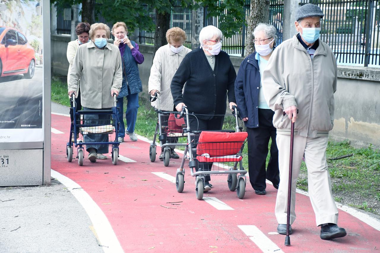 Sisak: Korisnici Doma za starije i nemoćne u prijepodnevnoj šetnji