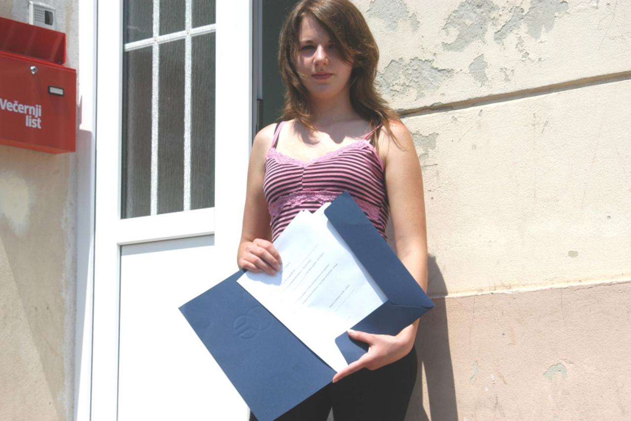'01.07.2010., Bjelovar - Mirela Trgovac iz Donje Petricke kao odlikasica je upisala Srednju skolu u Krizevcima smjer mljekar Photo: Damir Spehar/PIXSELL'