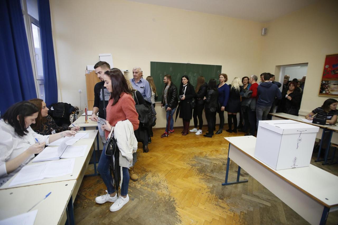 Glasači čekaju par sati na biralištu kako bi glasovali na izborima za predsjednika RH