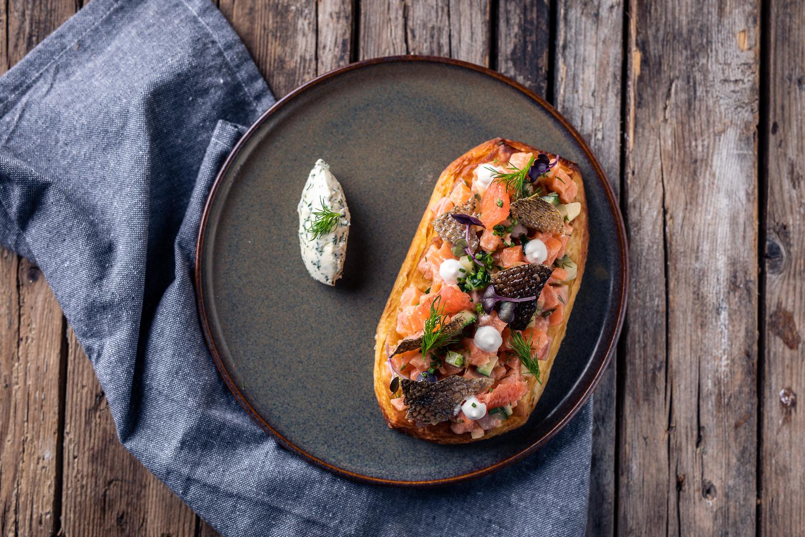 Tatarski od lososa, tahini umak, krastavci, crvena naranča, koža od lososa, sezam, prhko lisnato