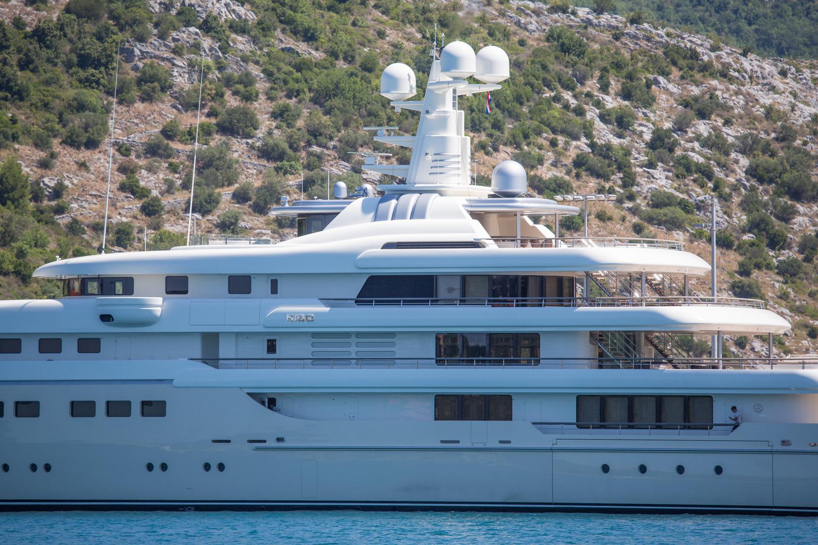 U dubrovačkoj luci Gruž usidrena je luksuzna jahta duga 81 metar.