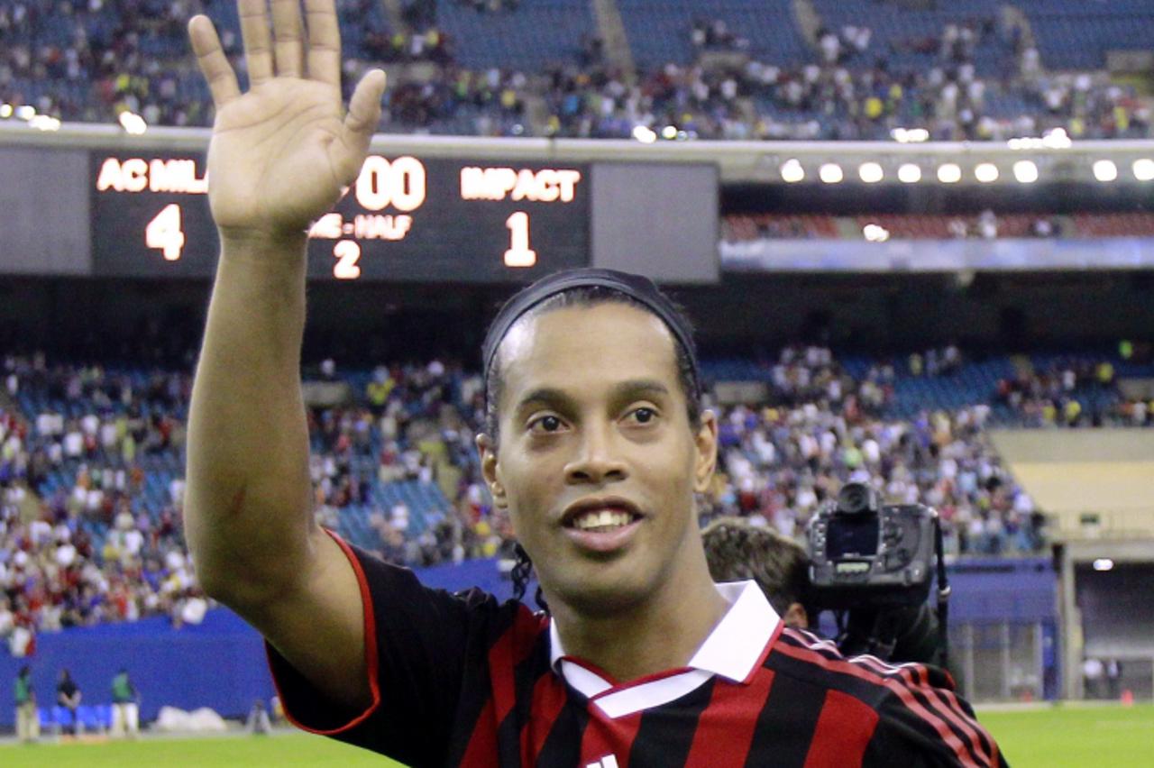 'AC Milan\'s Ronaldinho waves to the crowd following his team\'s win over Canada\'s Montreal Impact in Montreal, Quebec, June 2, 2010.  REUTERS/Christinne Muschi  (CANADA - Tags: SPORT SOCCER)'