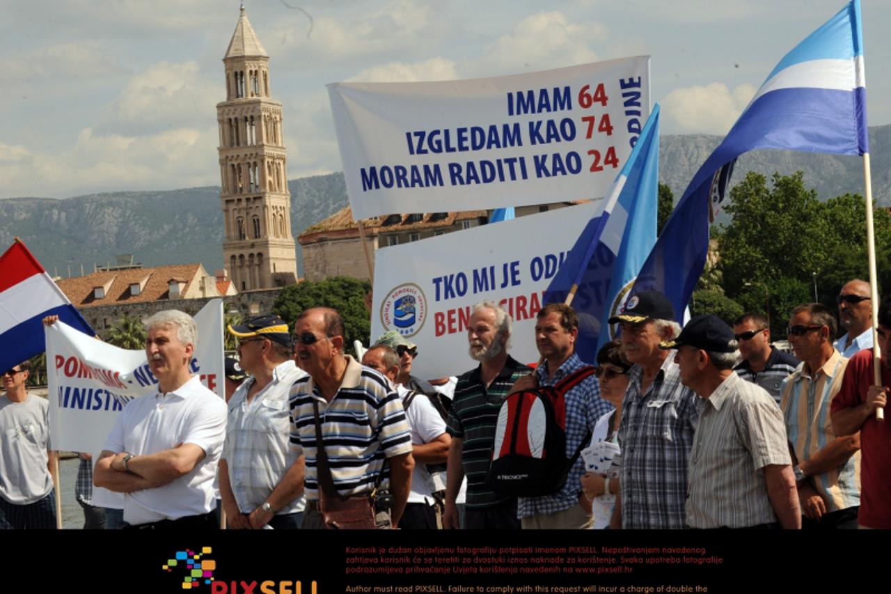 '19.06.2010., Split - Gat Sv. Petra, mirni prosvjed pomoraca zbog beneficiranog radnog staza. Photo: Nino Strmotic/PIXSELL'