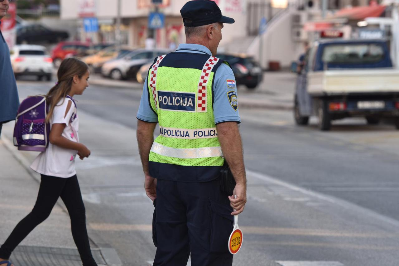 Šibenik: Policija nadzire prilaze školama na prvi dan škole 